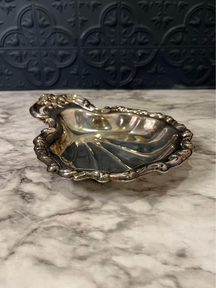 Silverplated clam shell dish