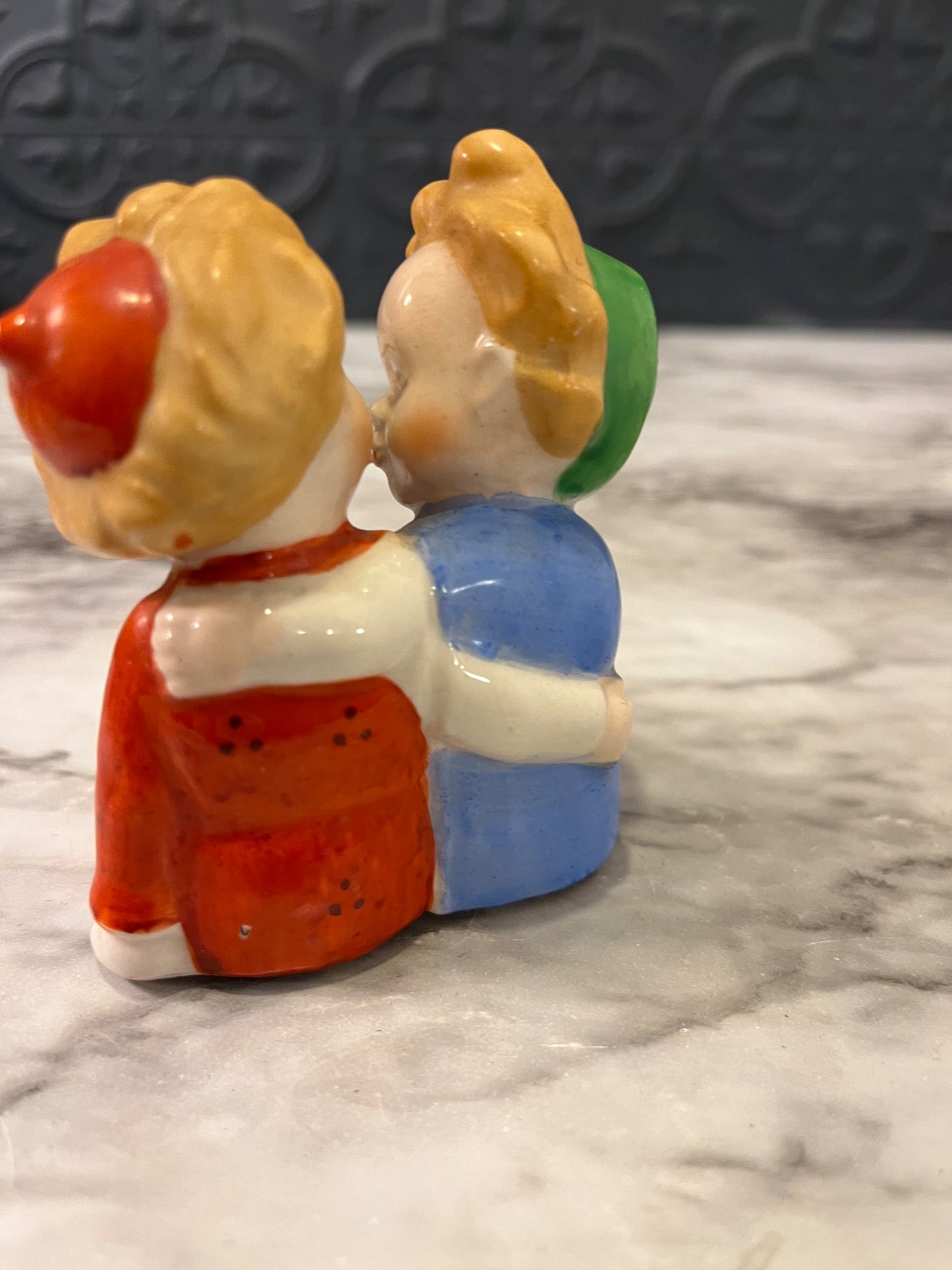 Kissing girl joined Salt and pepper shaker