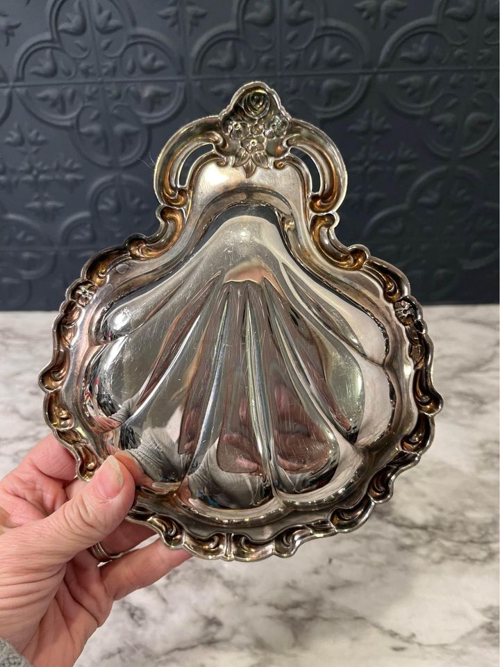 Silverplated clam shell dish