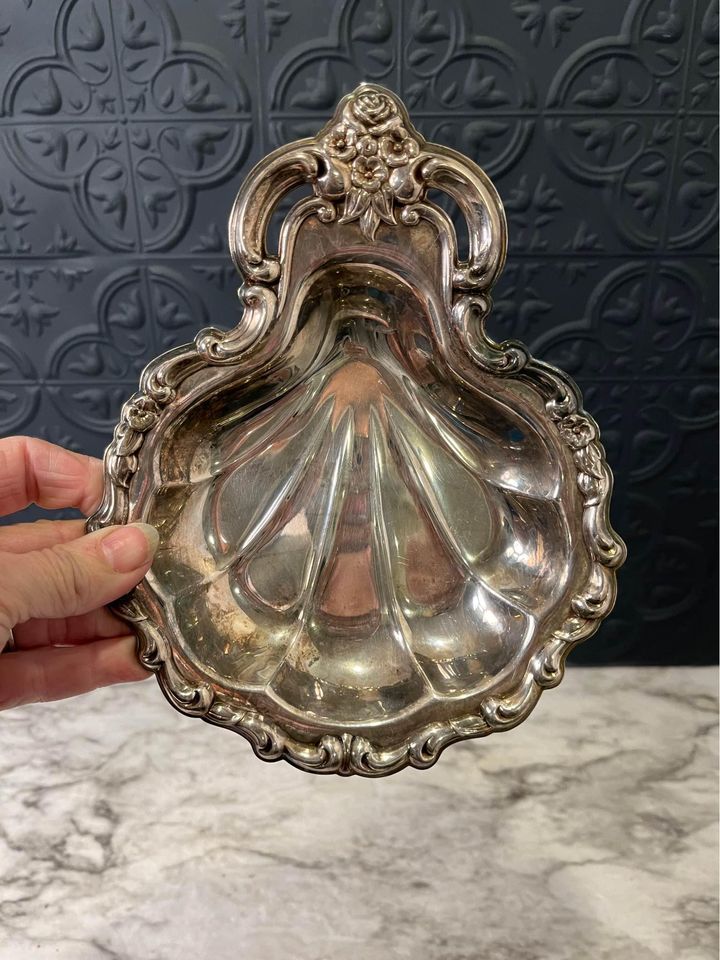 Silverplated clam shell dish