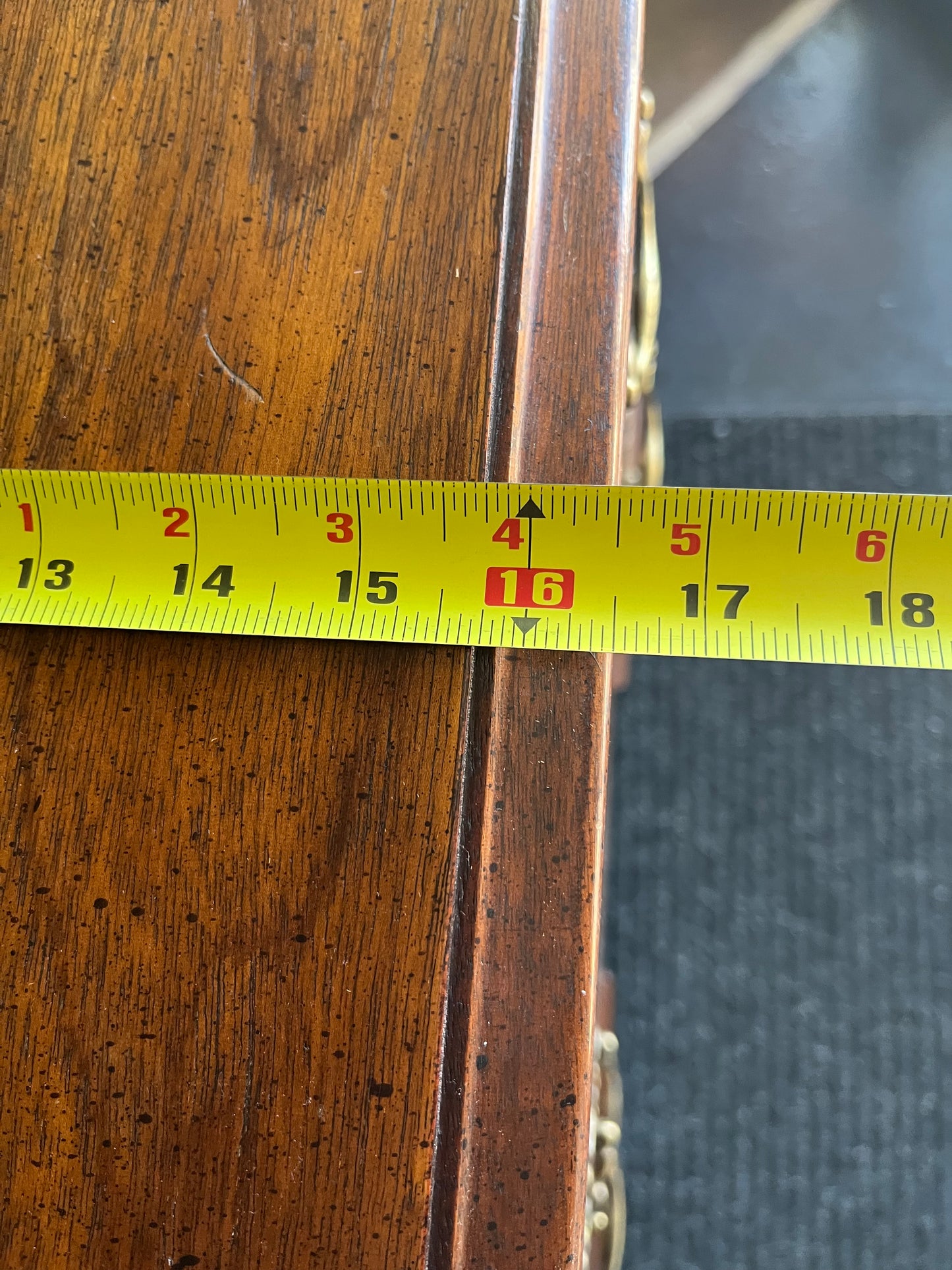 Traditional Nightstand with 3 drawers