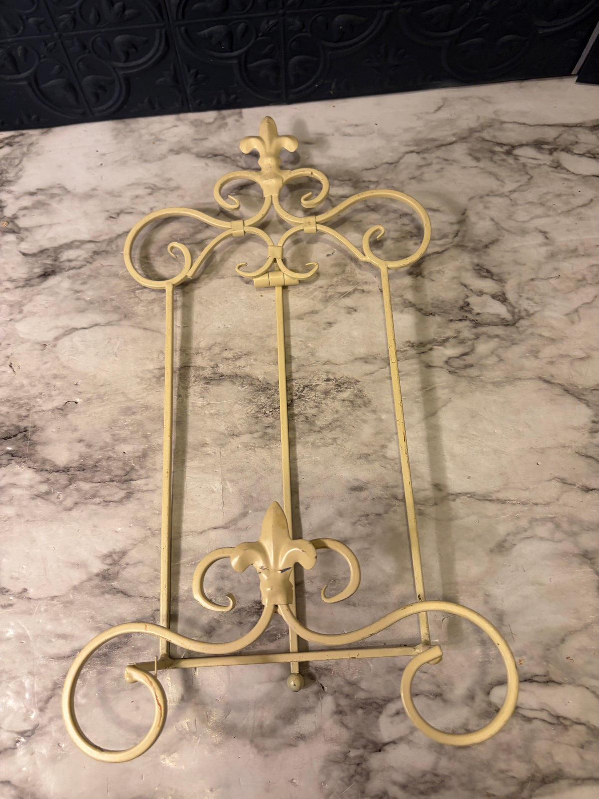 Cream Metal Picture Easel 15"