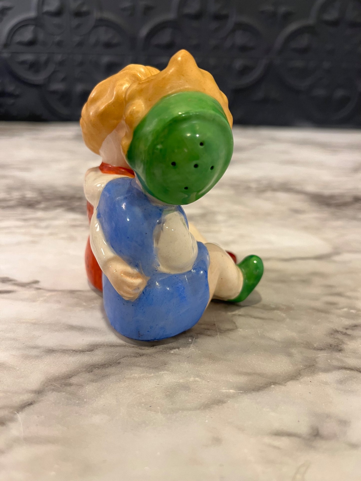 Kissing girl joined Salt and pepper shaker