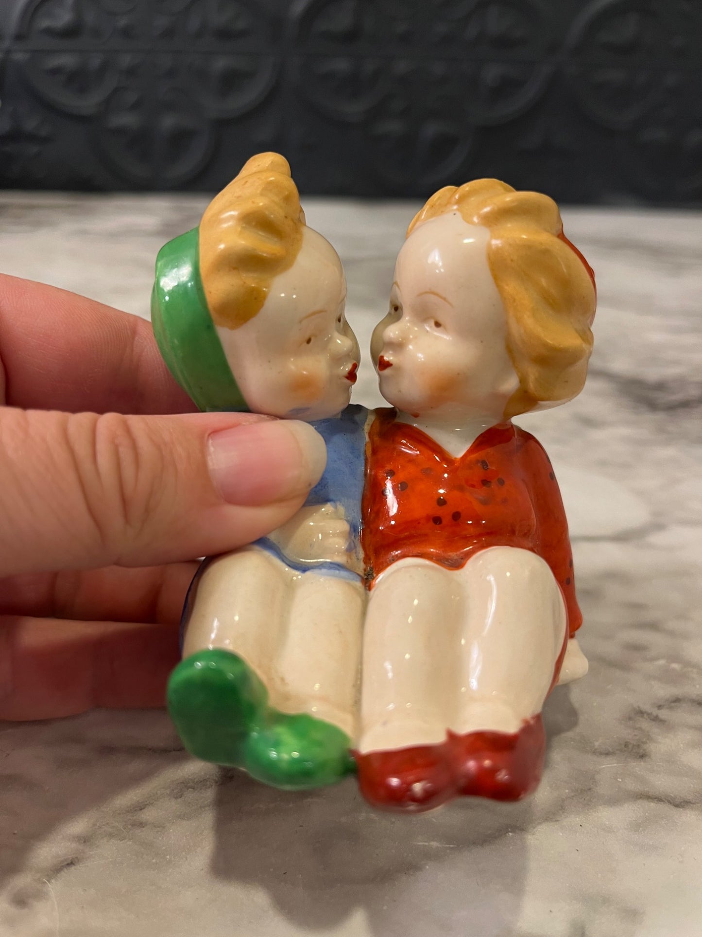 Kissing girl joined Salt and pepper shaker