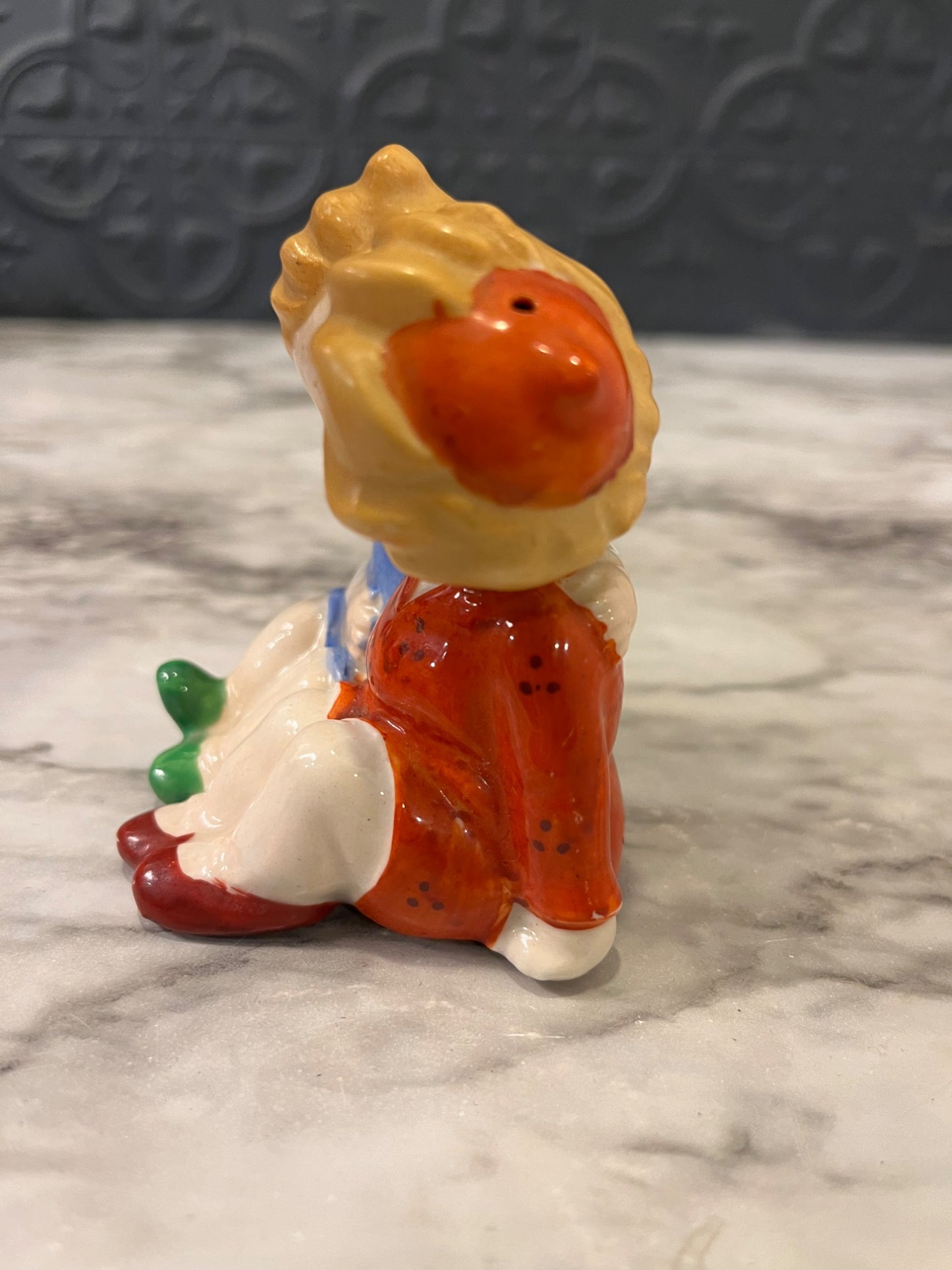 Kissing girl joined Salt and pepper shaker
