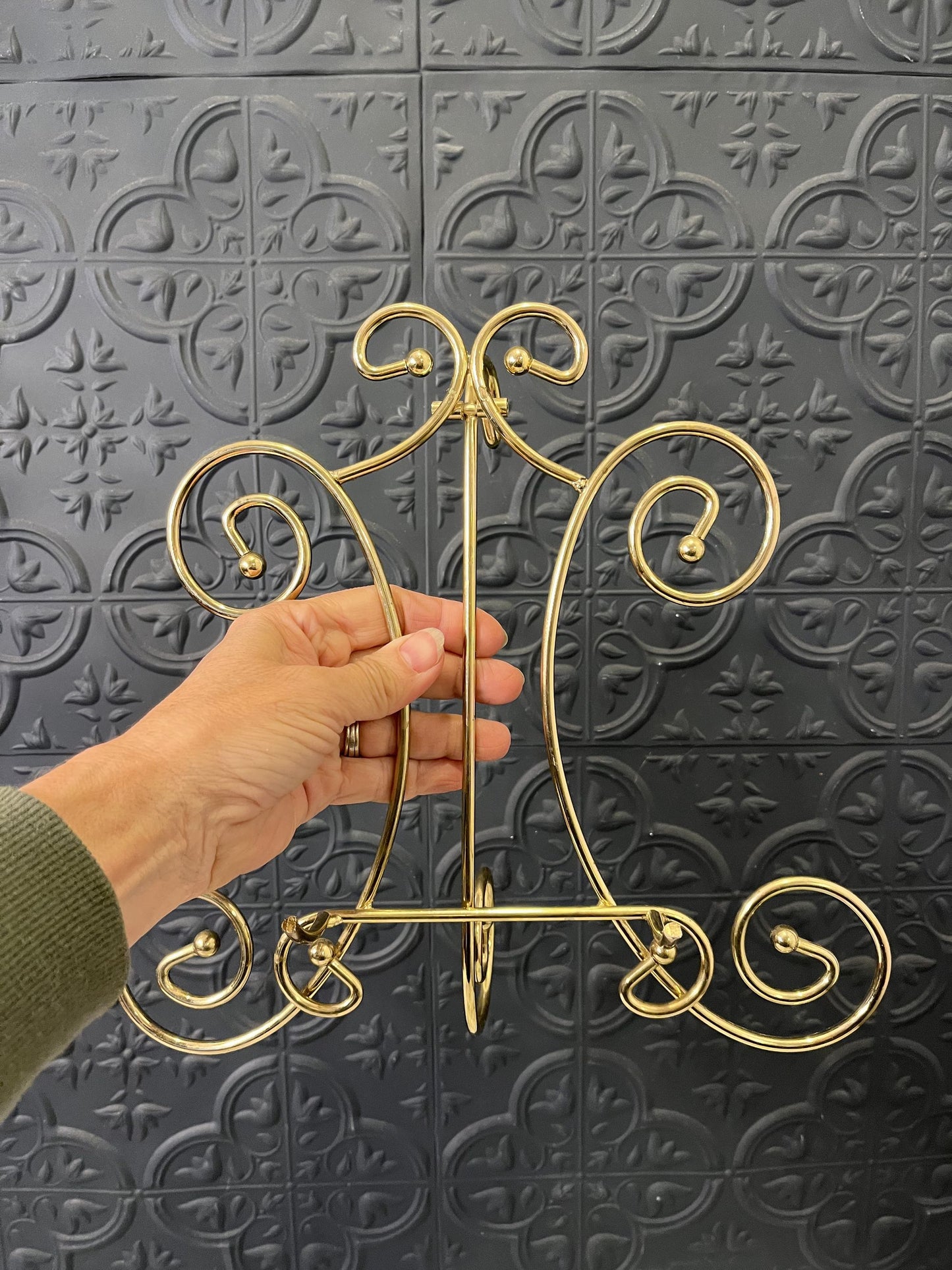 Brass swirl easel