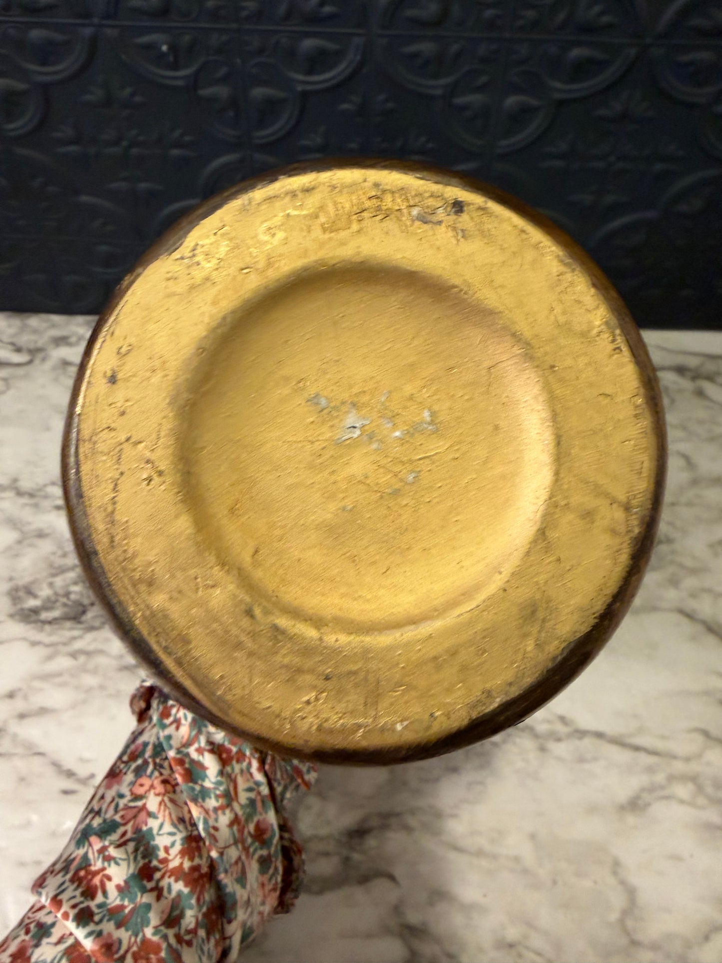 Black and Gold Vase with Engraved Leaf Pattern