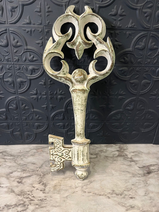 White Metal Key Wall Decor Sm