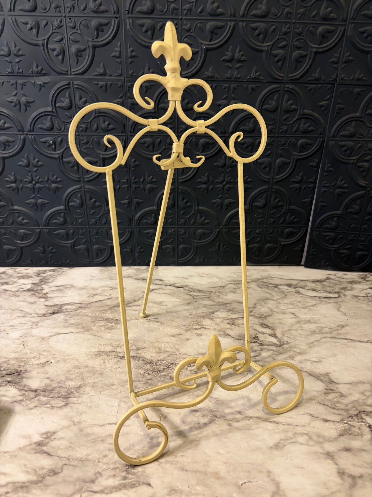 Cream Metal Picture Easel 15"