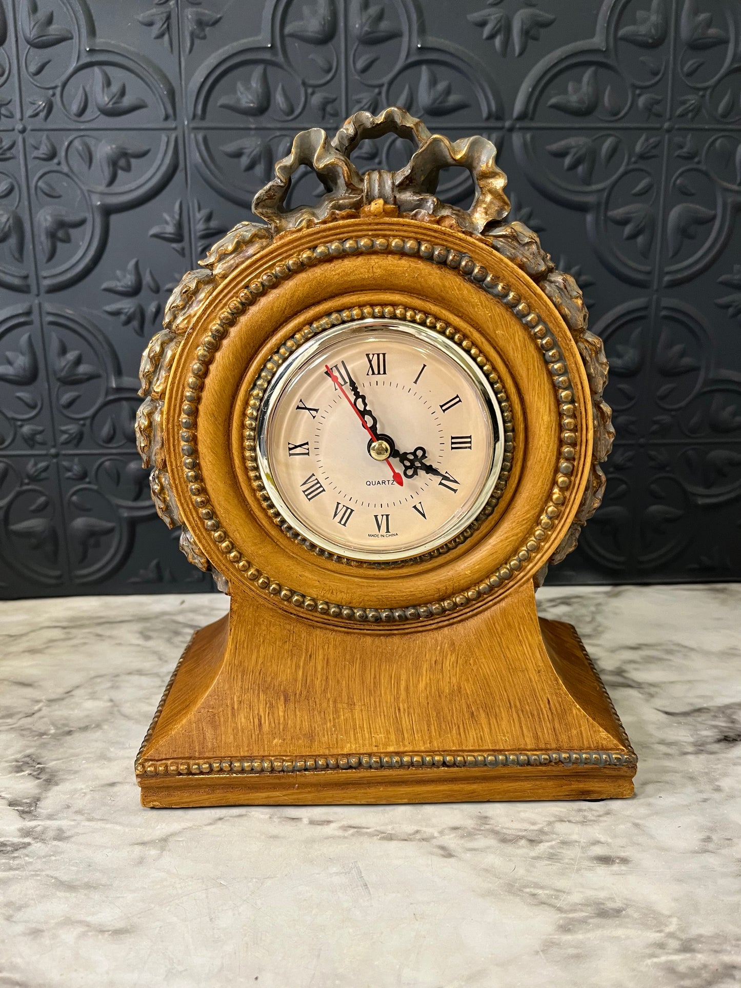 Quartz clock in Gold Resin with Bow