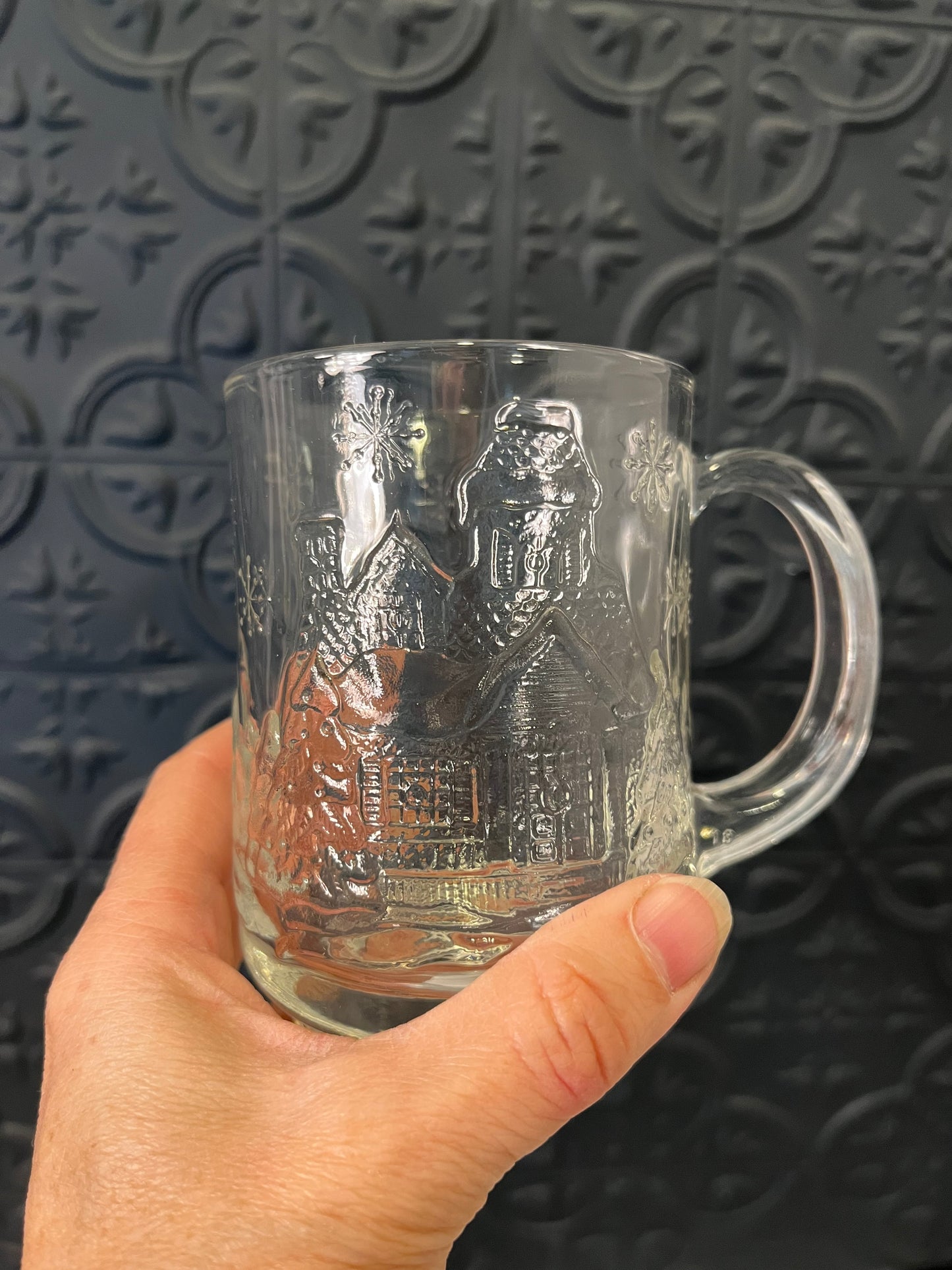 Luminarc clear glass mug with winter scene x4