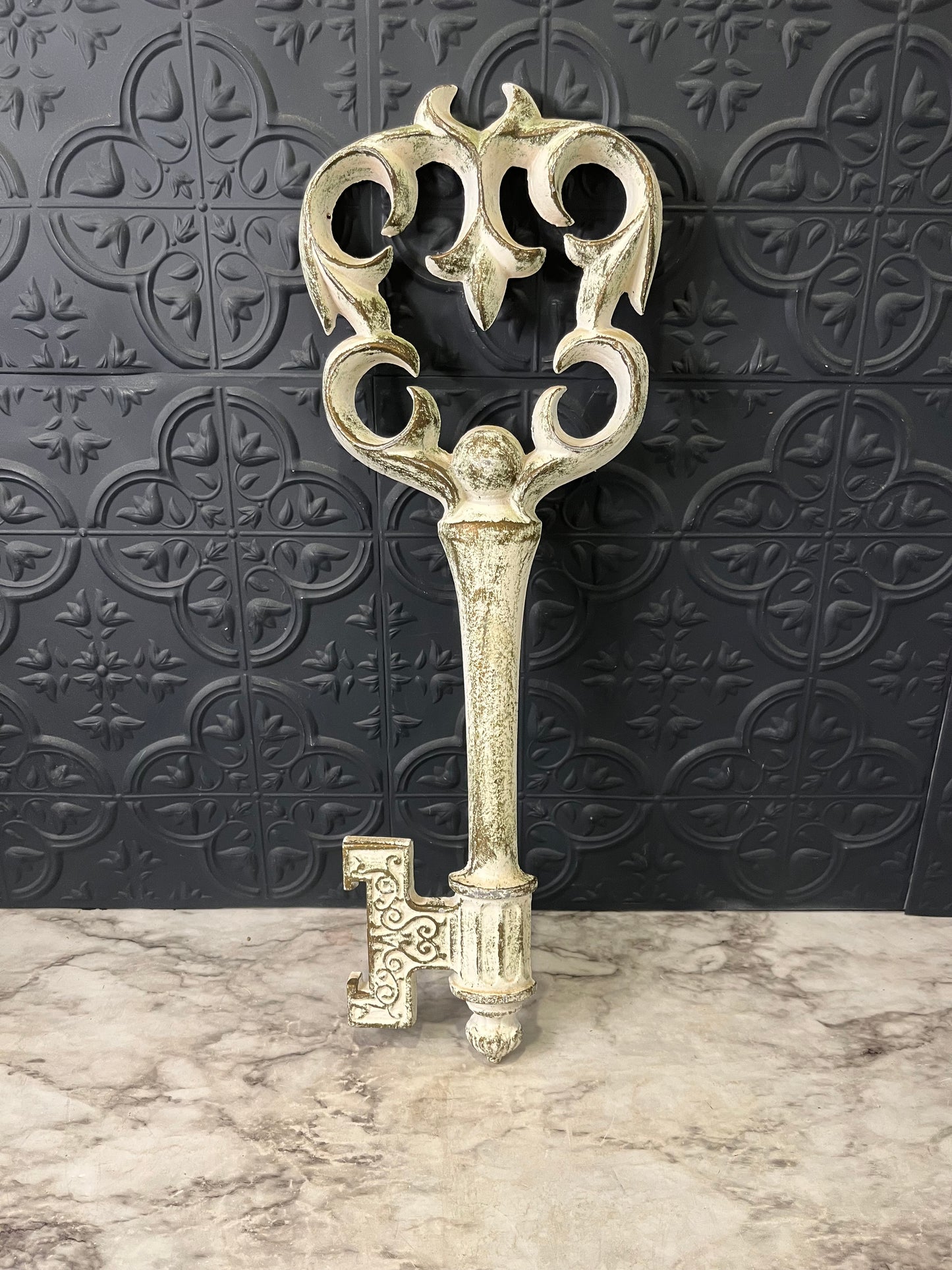 White Metal Key wall Decor Lg