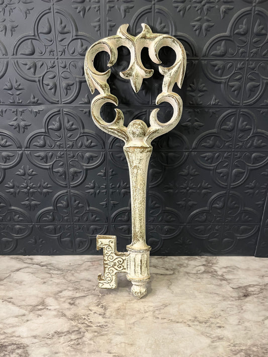 White Metal Key wall Decor Lg