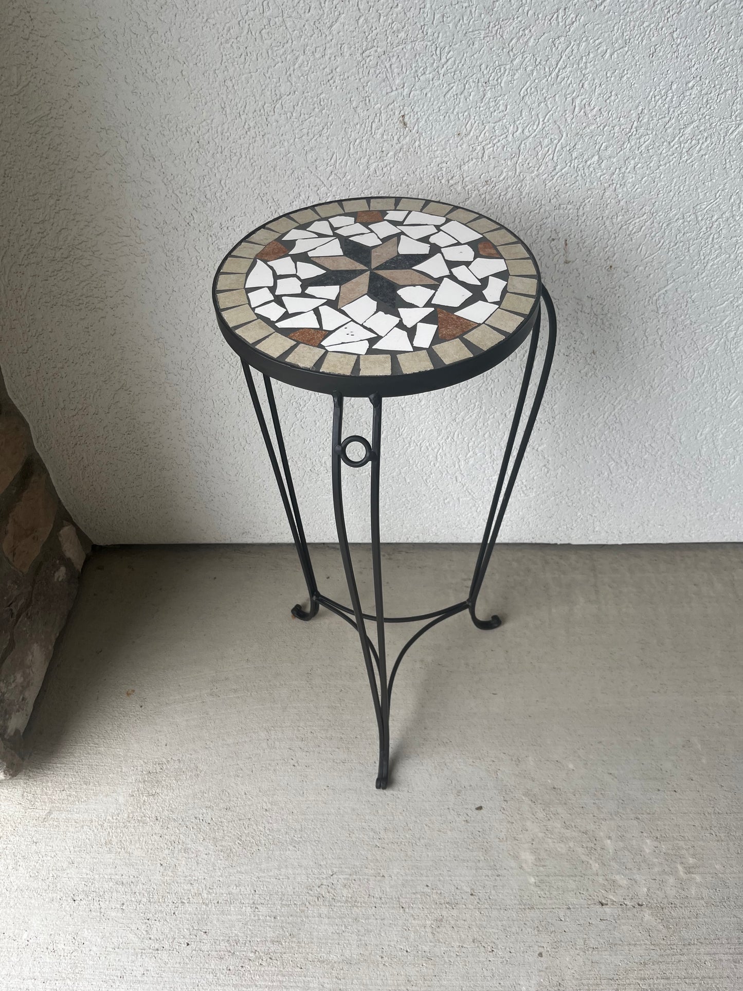 Black Metal Mosaic Plant Stand