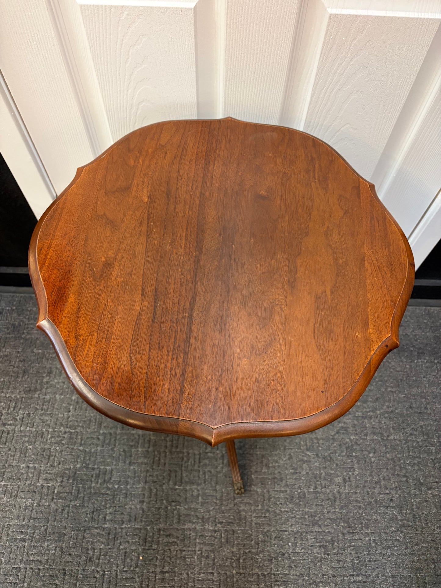 Mahogany Wood Scalloped Pedestal Table