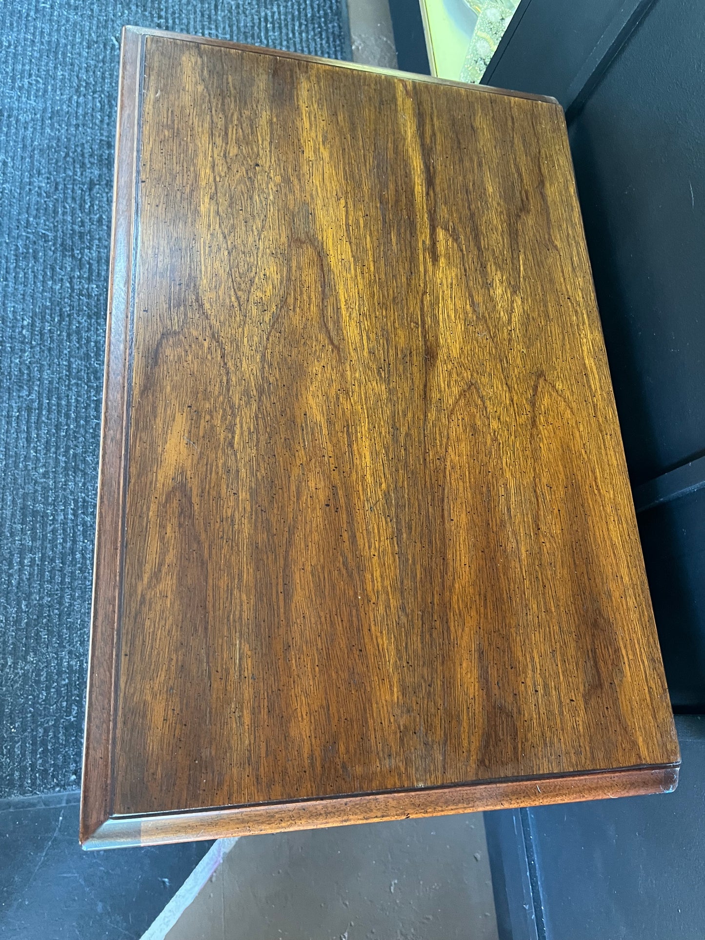 Traditional Nightstand with 3 drawers