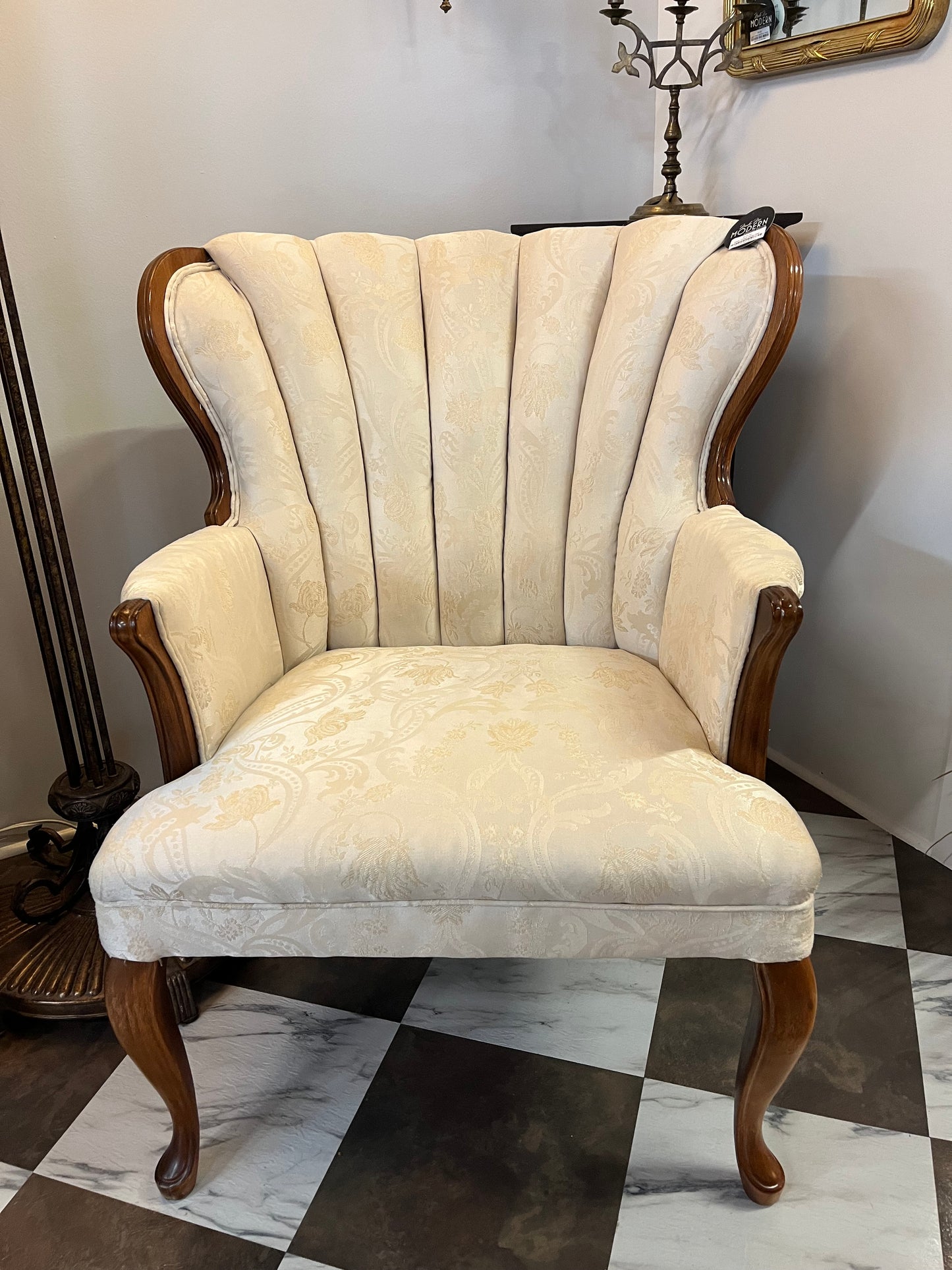 White Vintage sitting chair