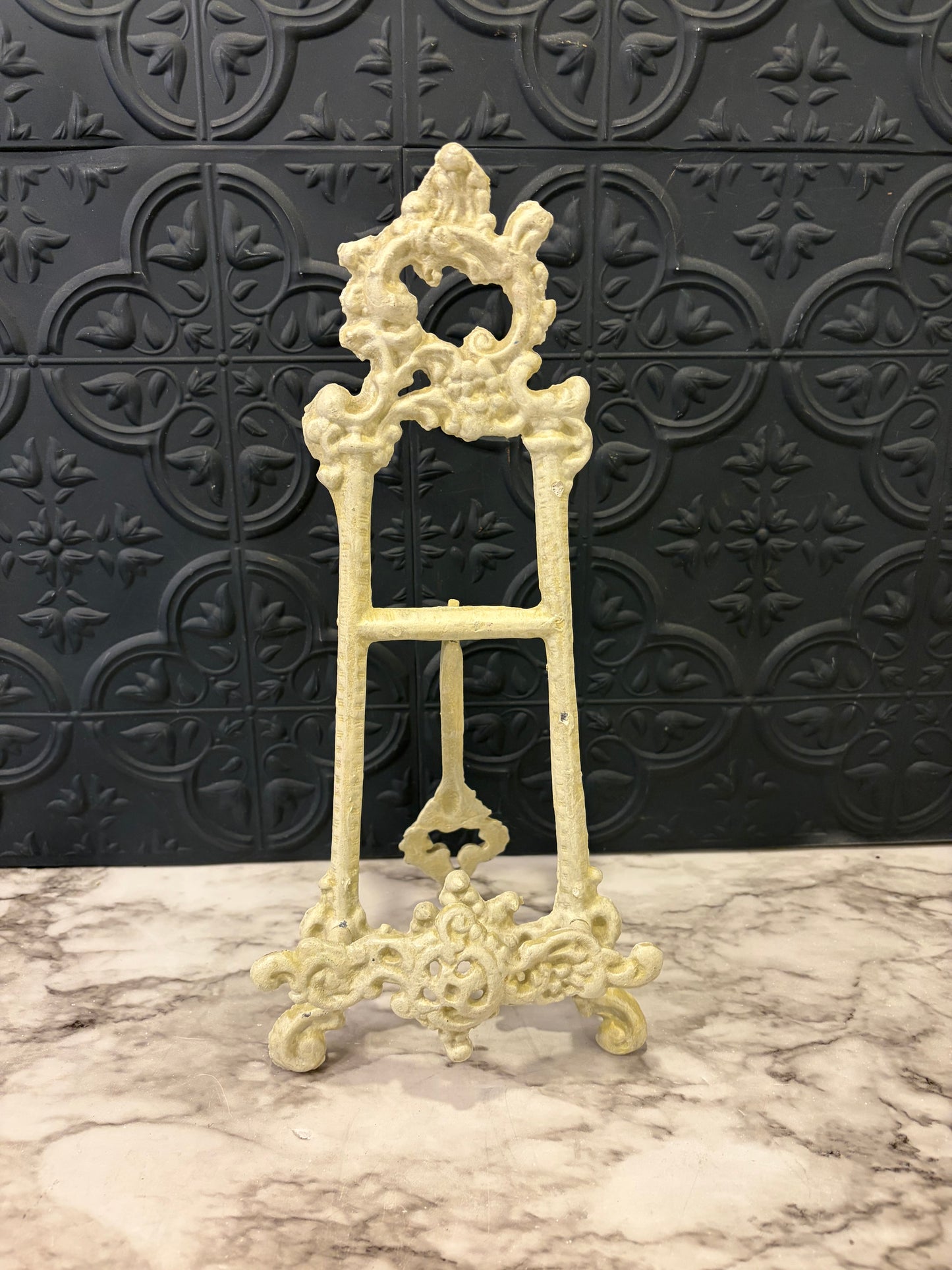 White Metal Easel 12"