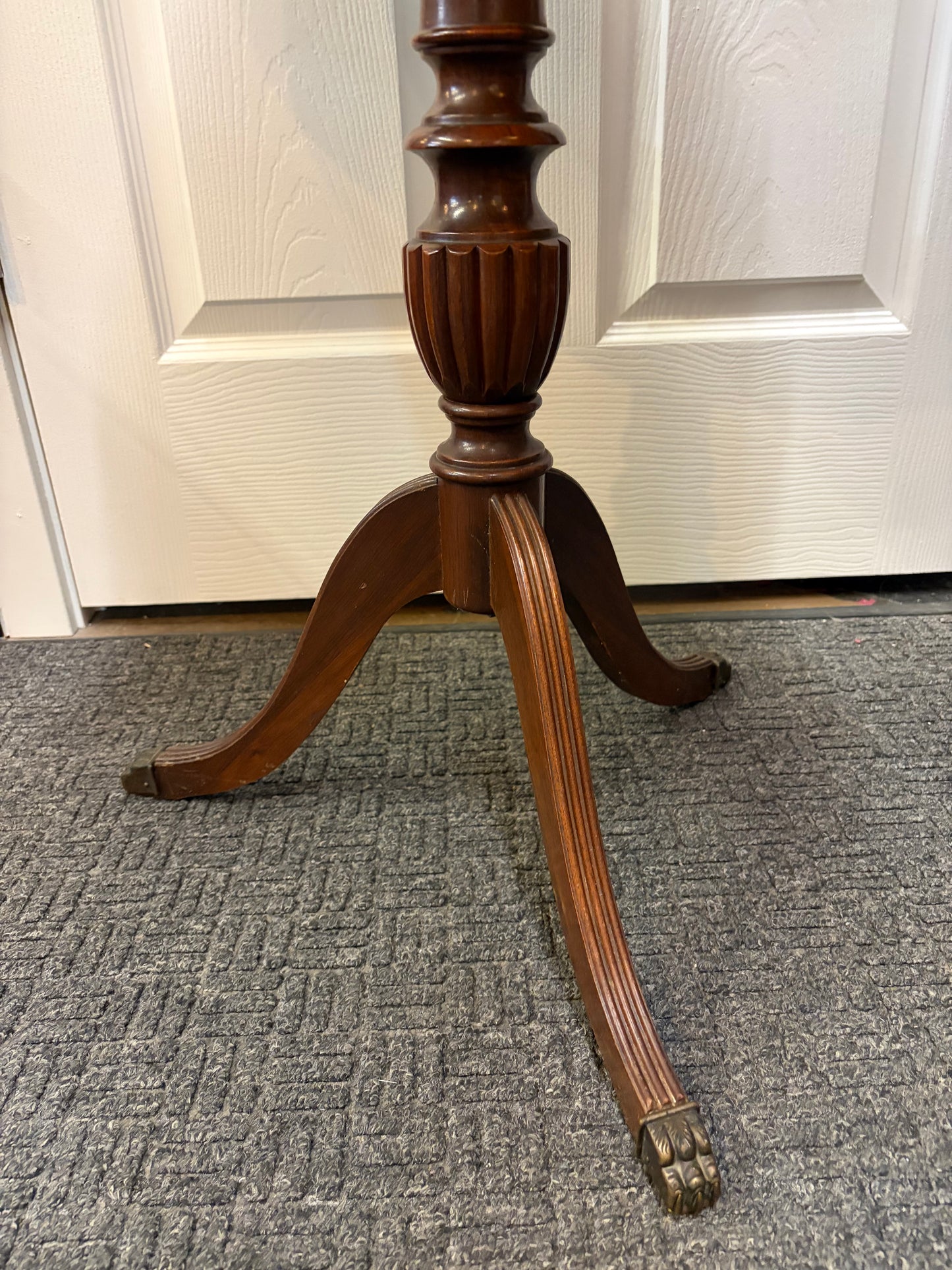 Mahogany Wood Scalloped Pedestal Table