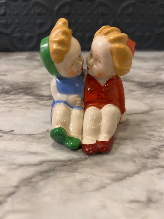 Kissing girl joined Salt and pepper shaker