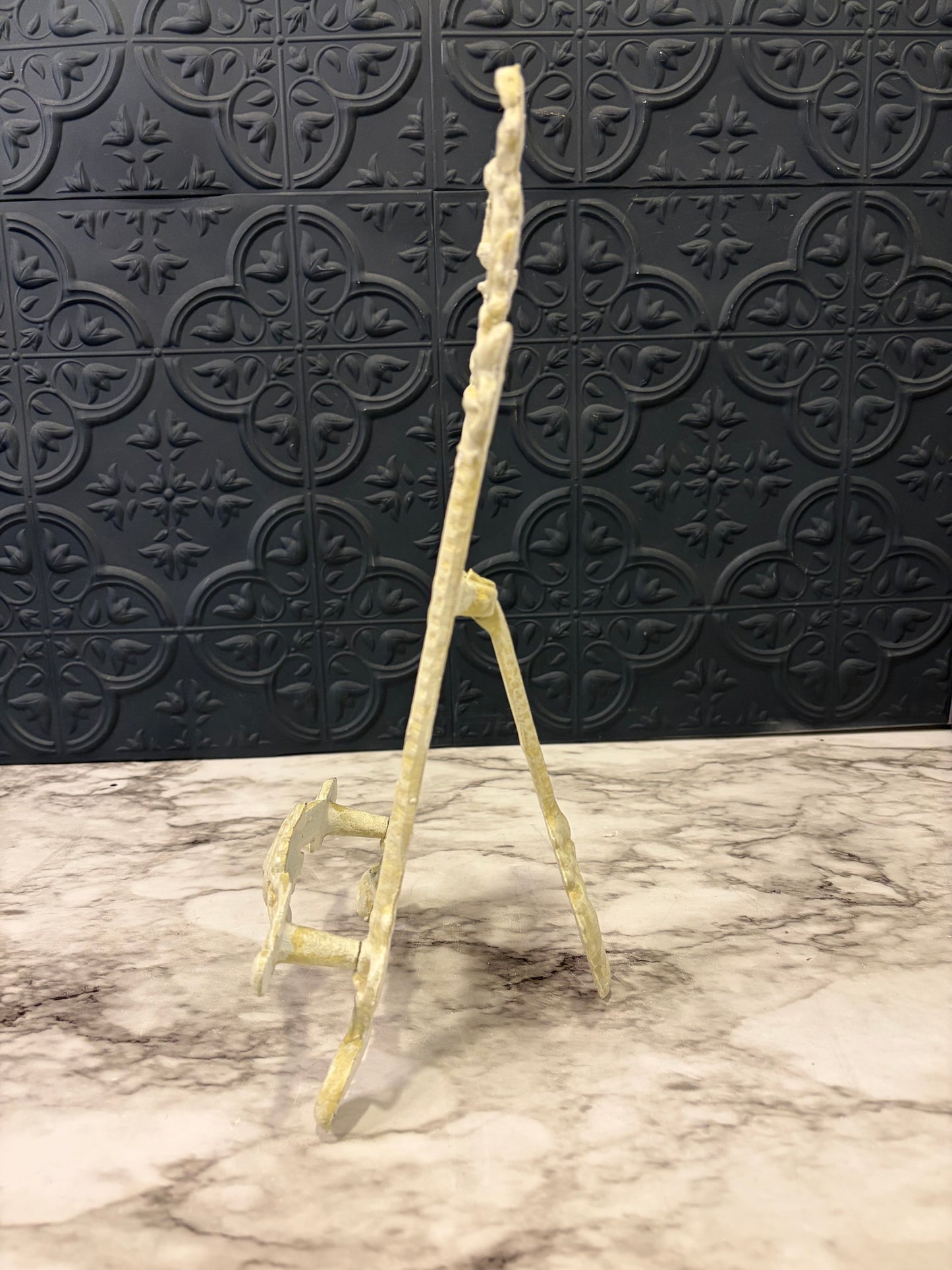 White Metal Easel 12"