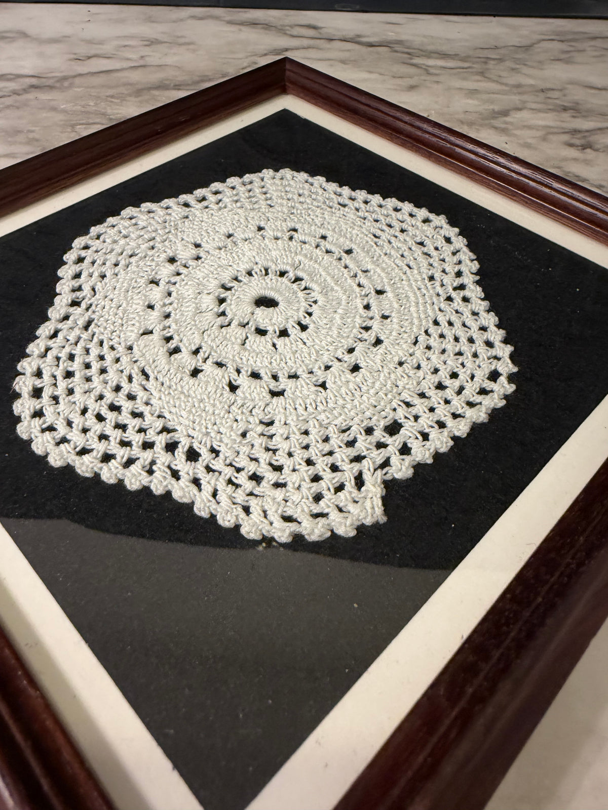 8" Framed Doiley Round