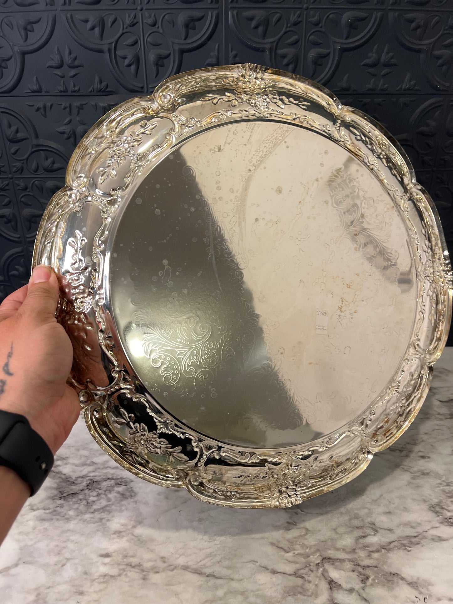 Round etched Silver color tray
