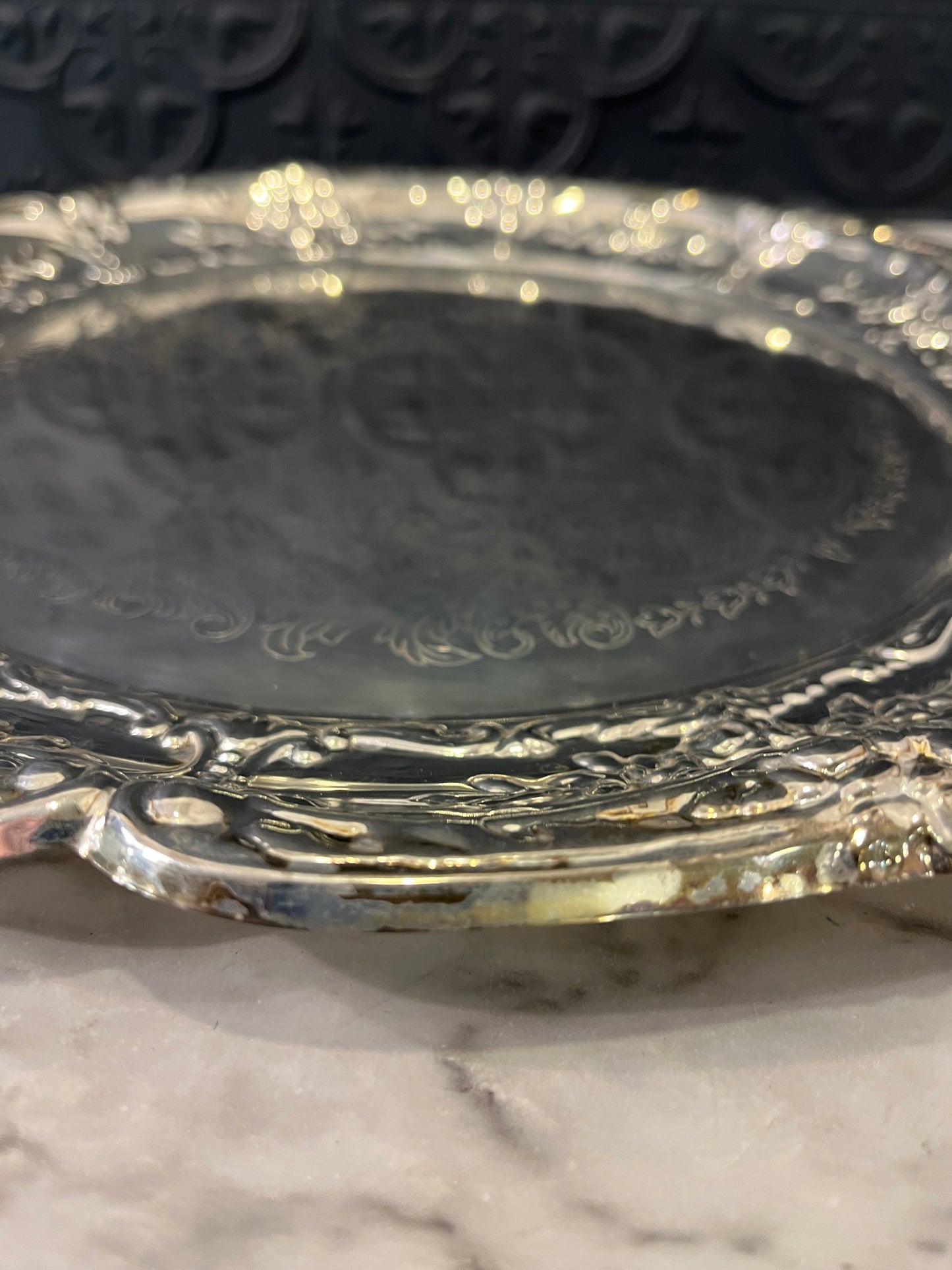 Round etched Silver color tray