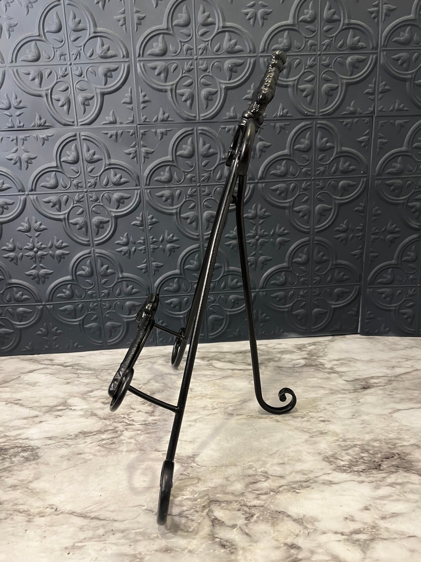 Black Metal Easel