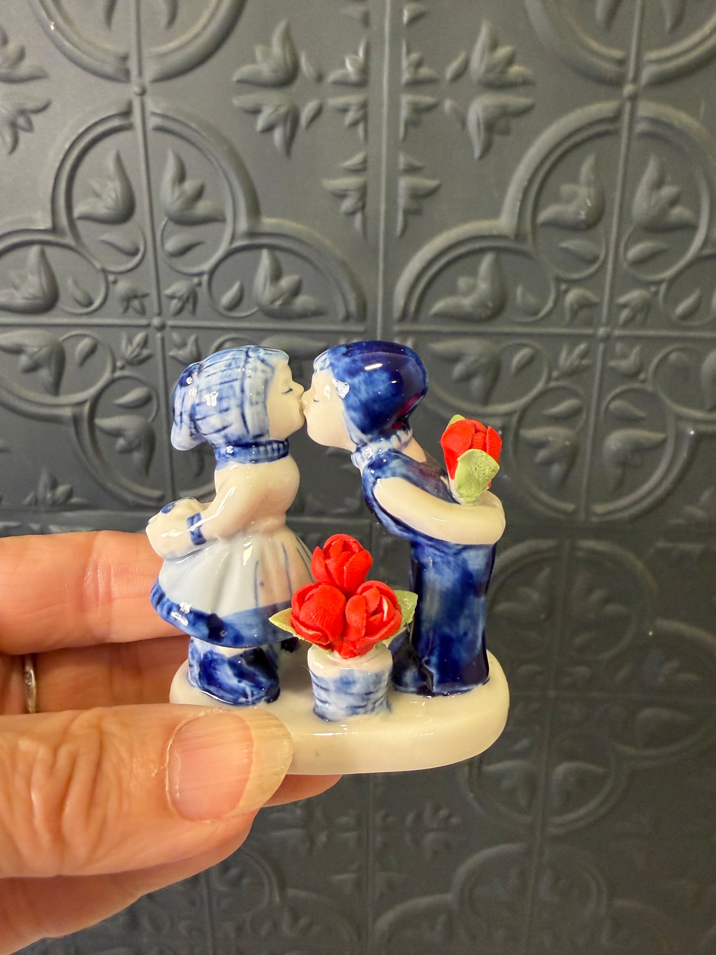 Delft Boy and Girl Kissing with flower