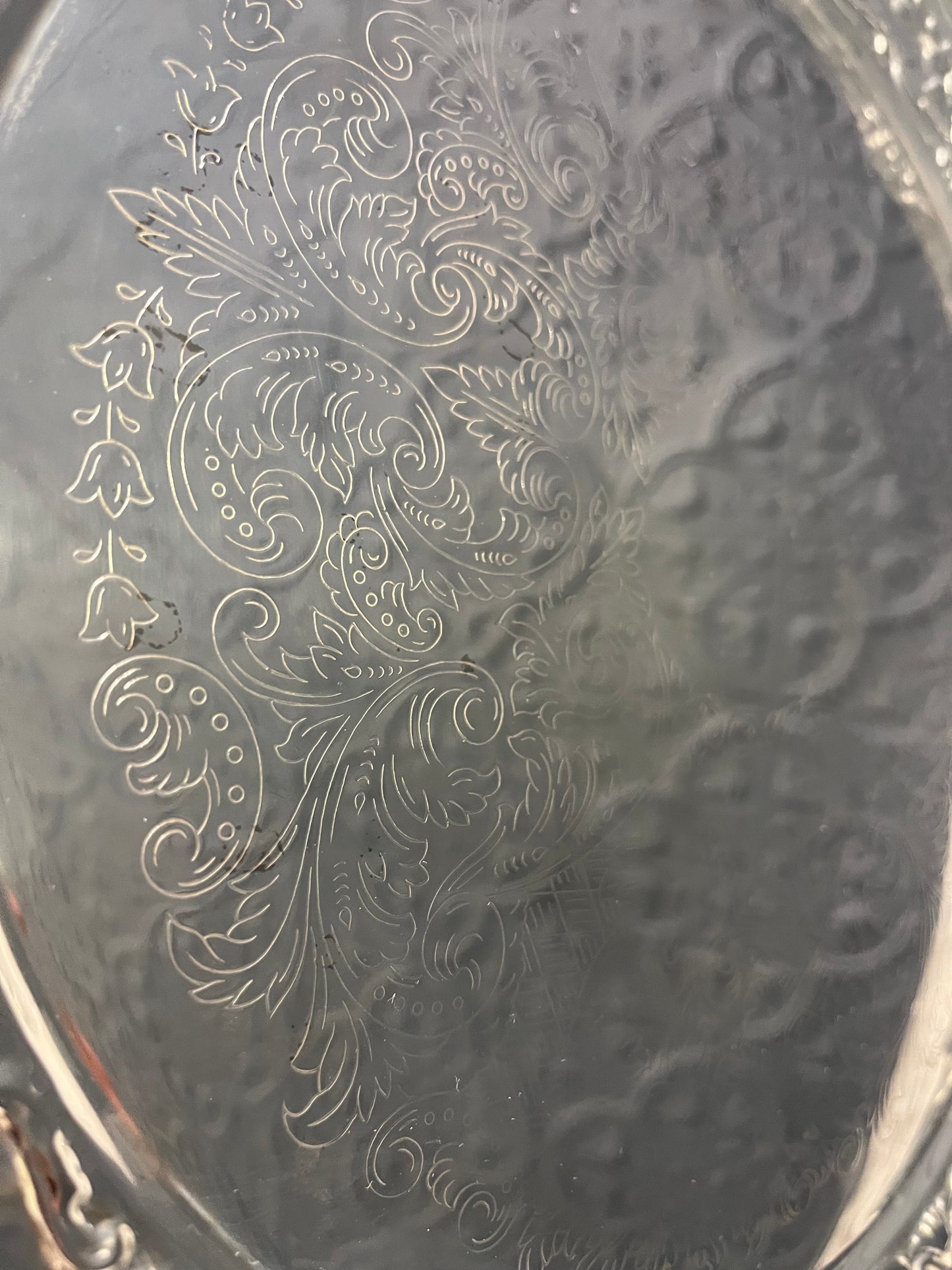 Round etched Silver color tray