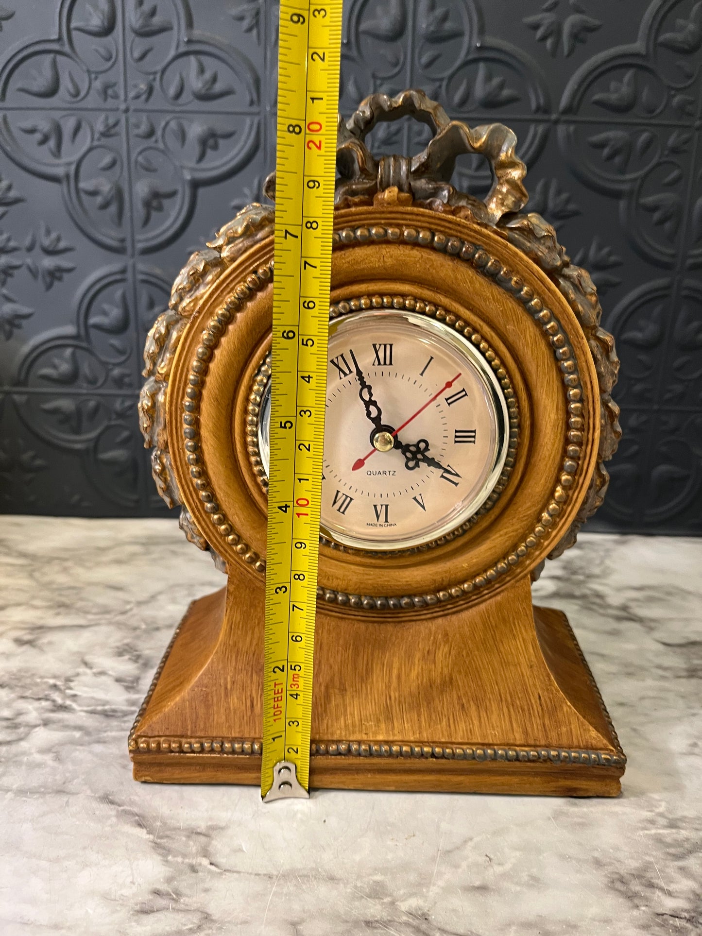 Quartz clock in Gold Resin with Bow