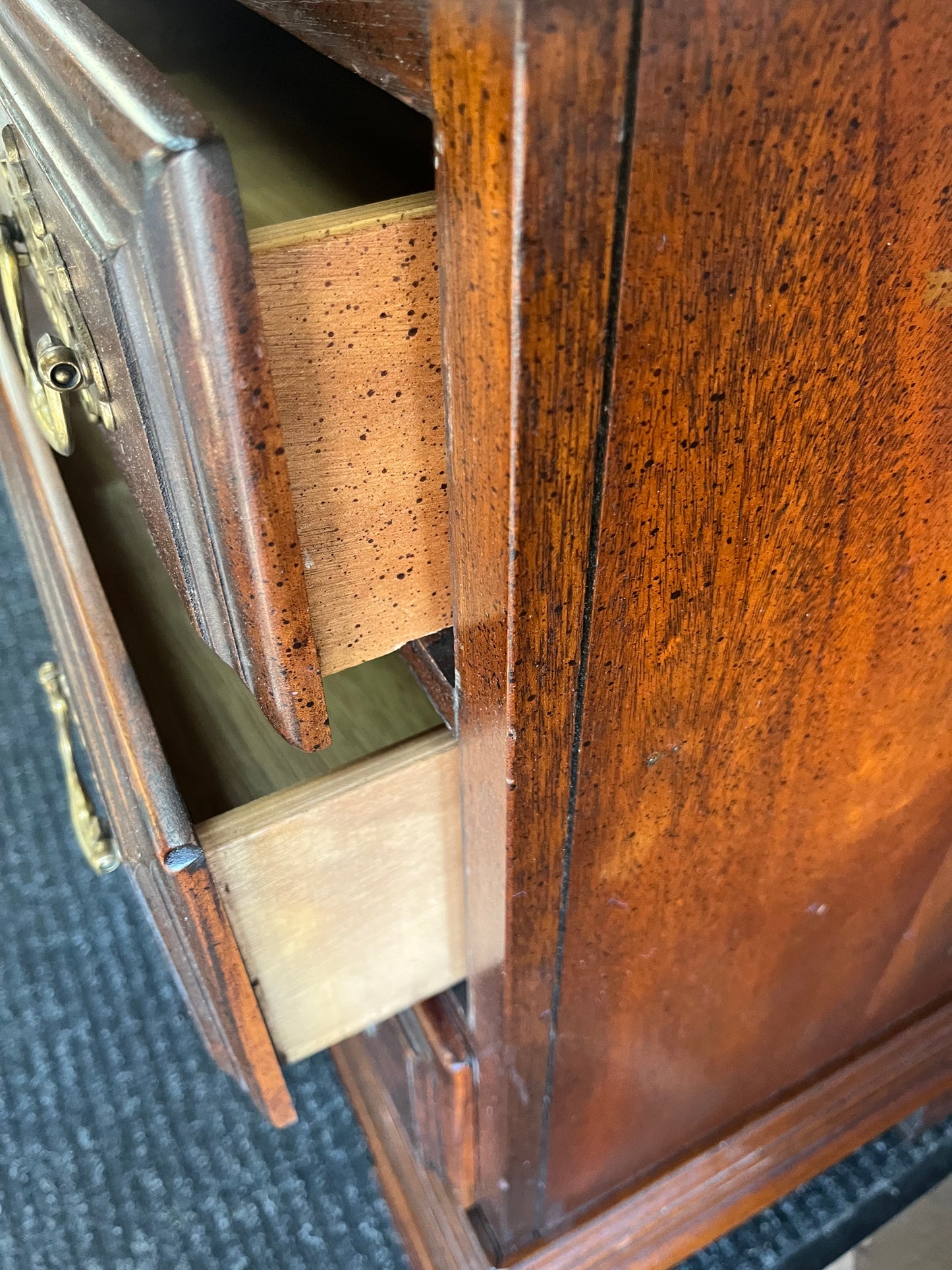 Traditional Nightstand with 3 drawers