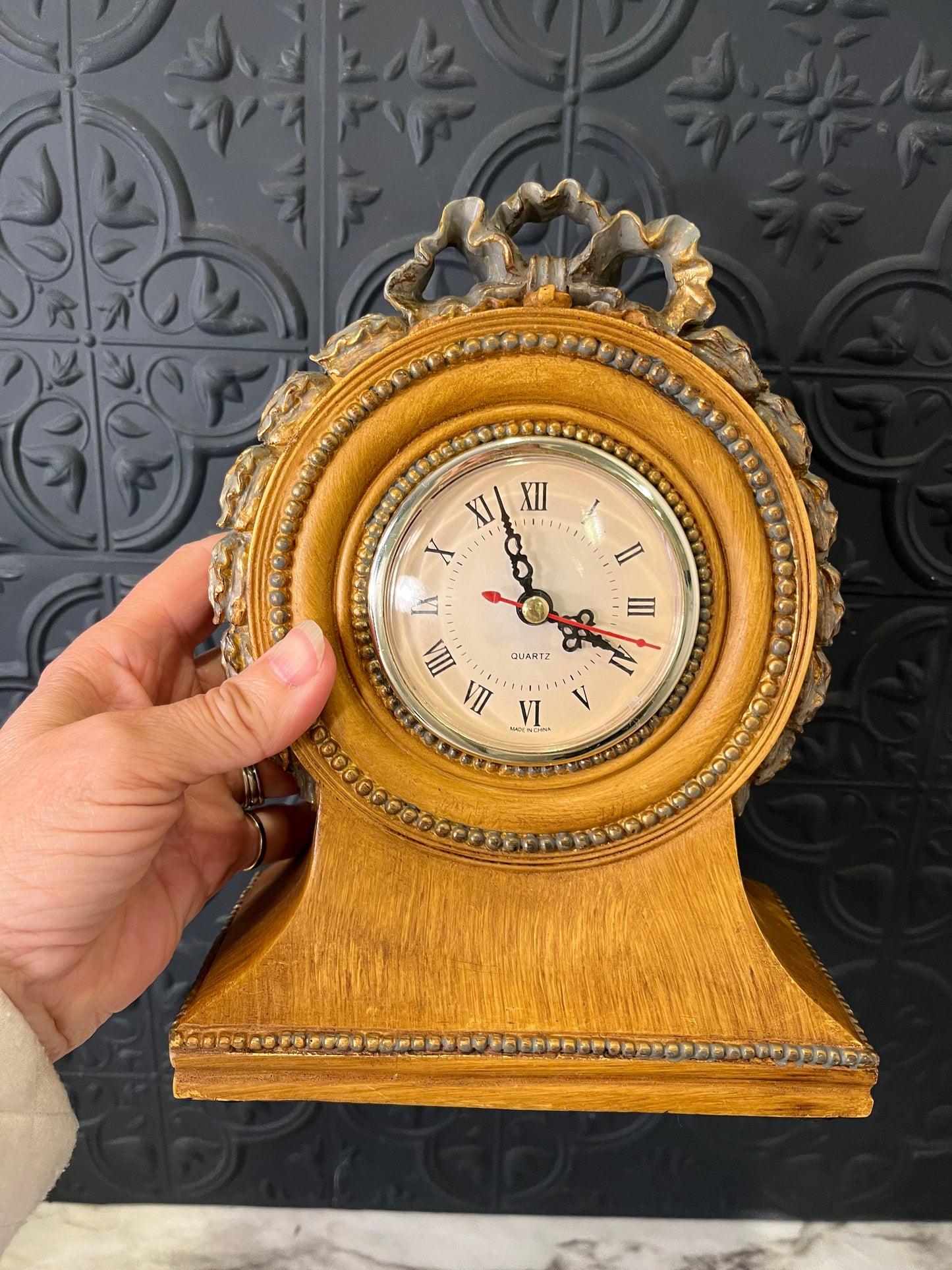 Quartz clock in Gold Resin with Bow