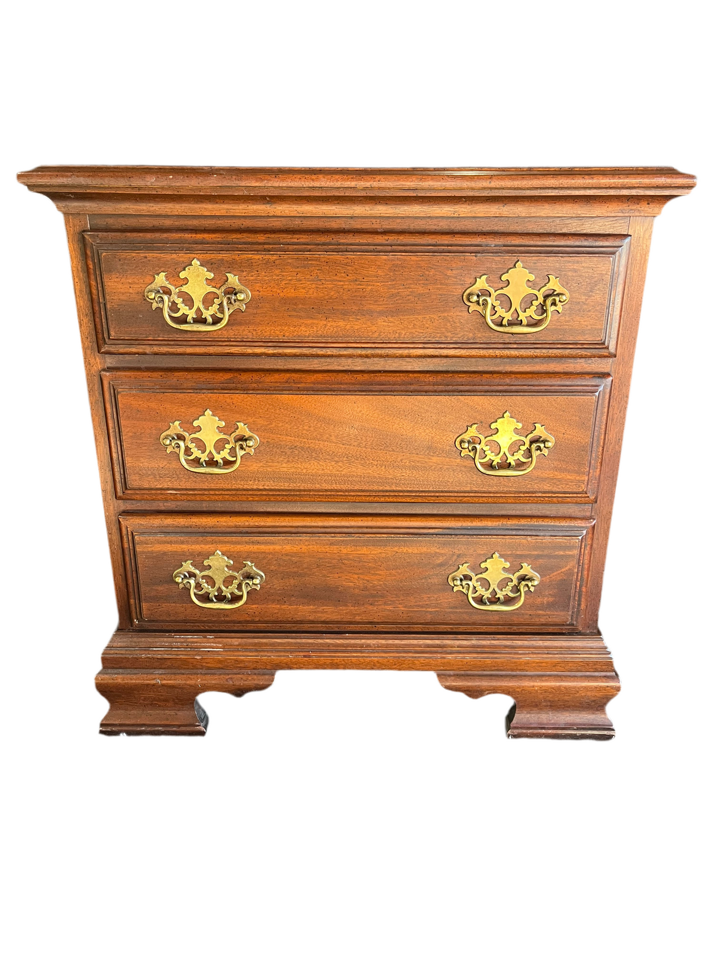 Traditional Nightstand with 3 drawers
