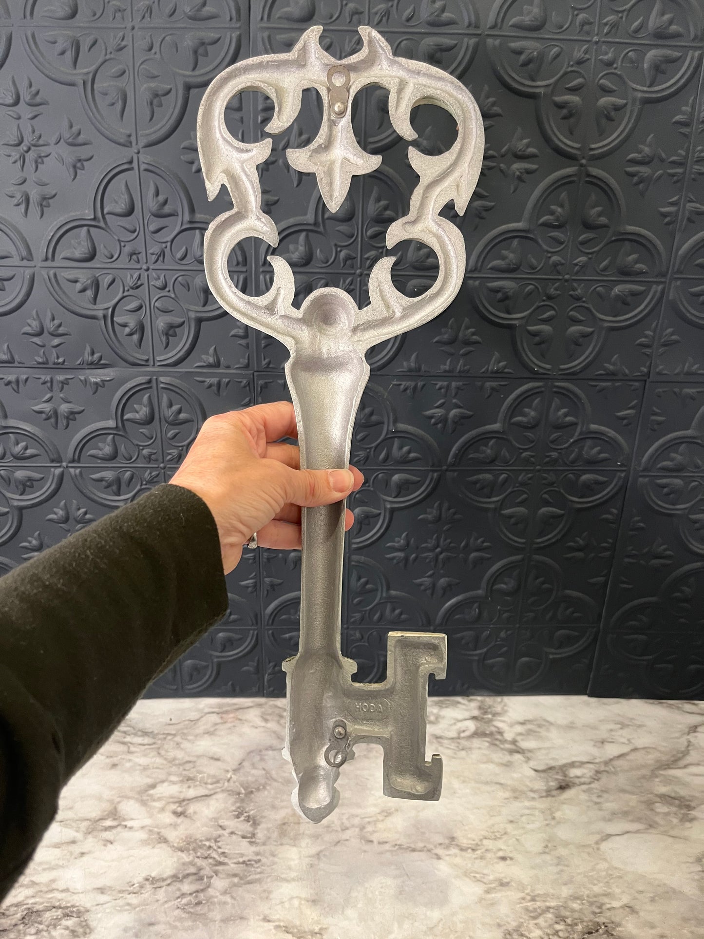 White Metal Key wall Decor Lg