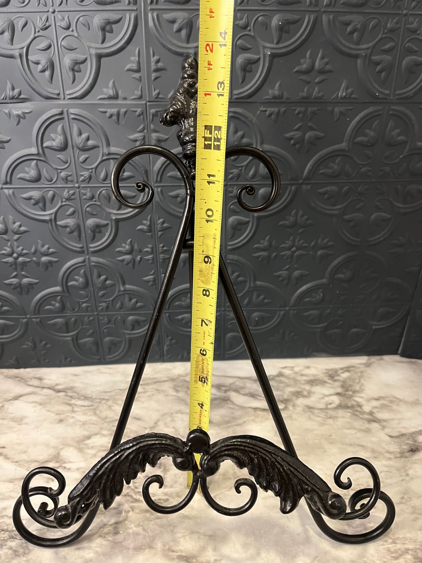 Black Metal Easel