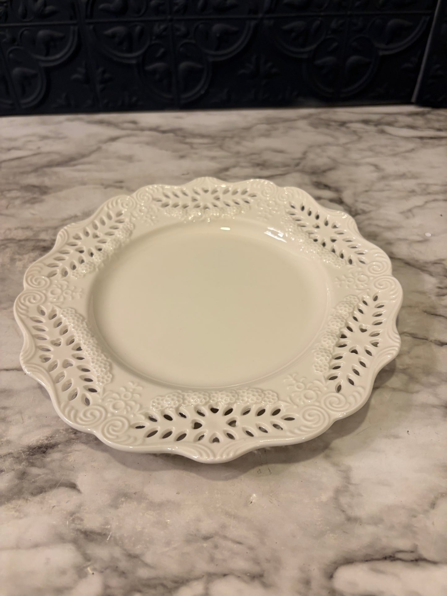 Peppertree Tabletops Round Lace Edge Plate