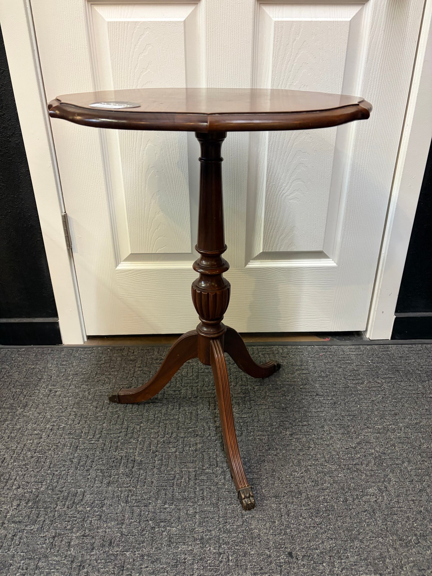 Mahogany Wood Scalloped Pedestal Table