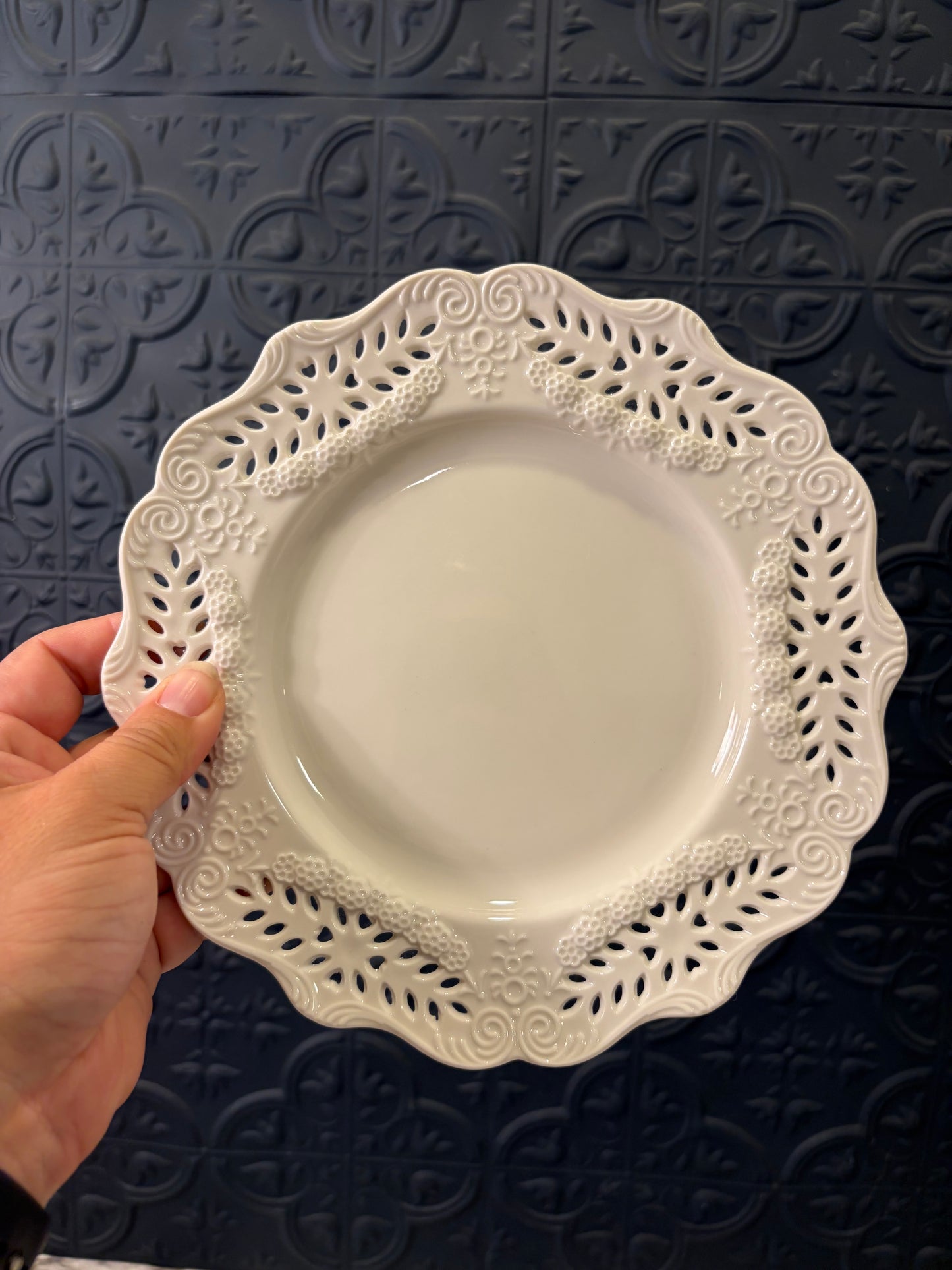 Peppertree Tabletops Round Lace Edge Plate