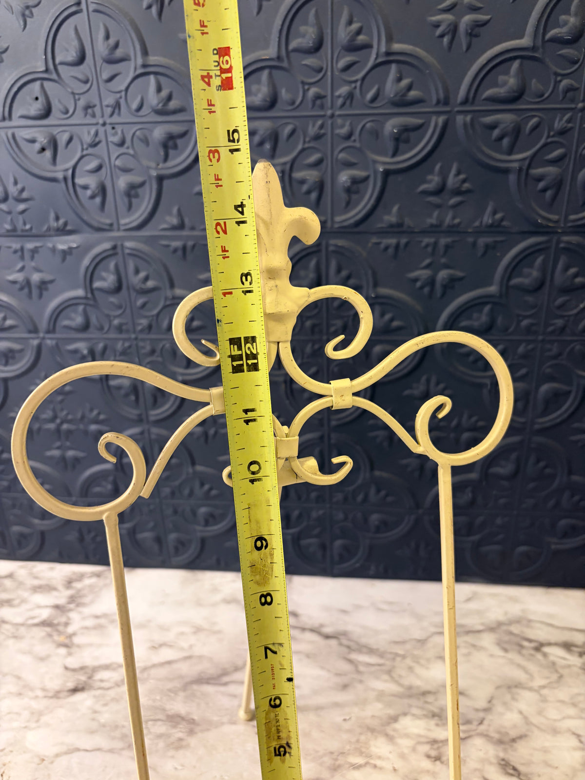 Cream Metal Picture Easel 15"