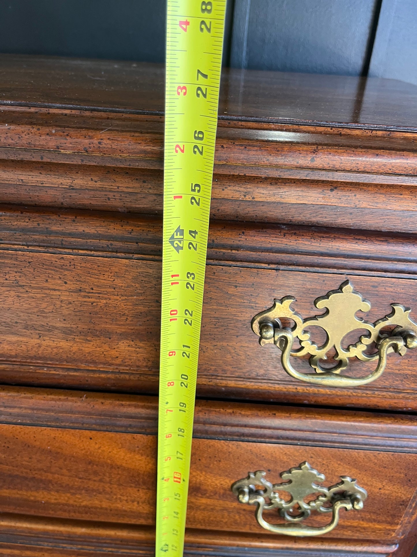 Traditional Nightstand with 3 drawers