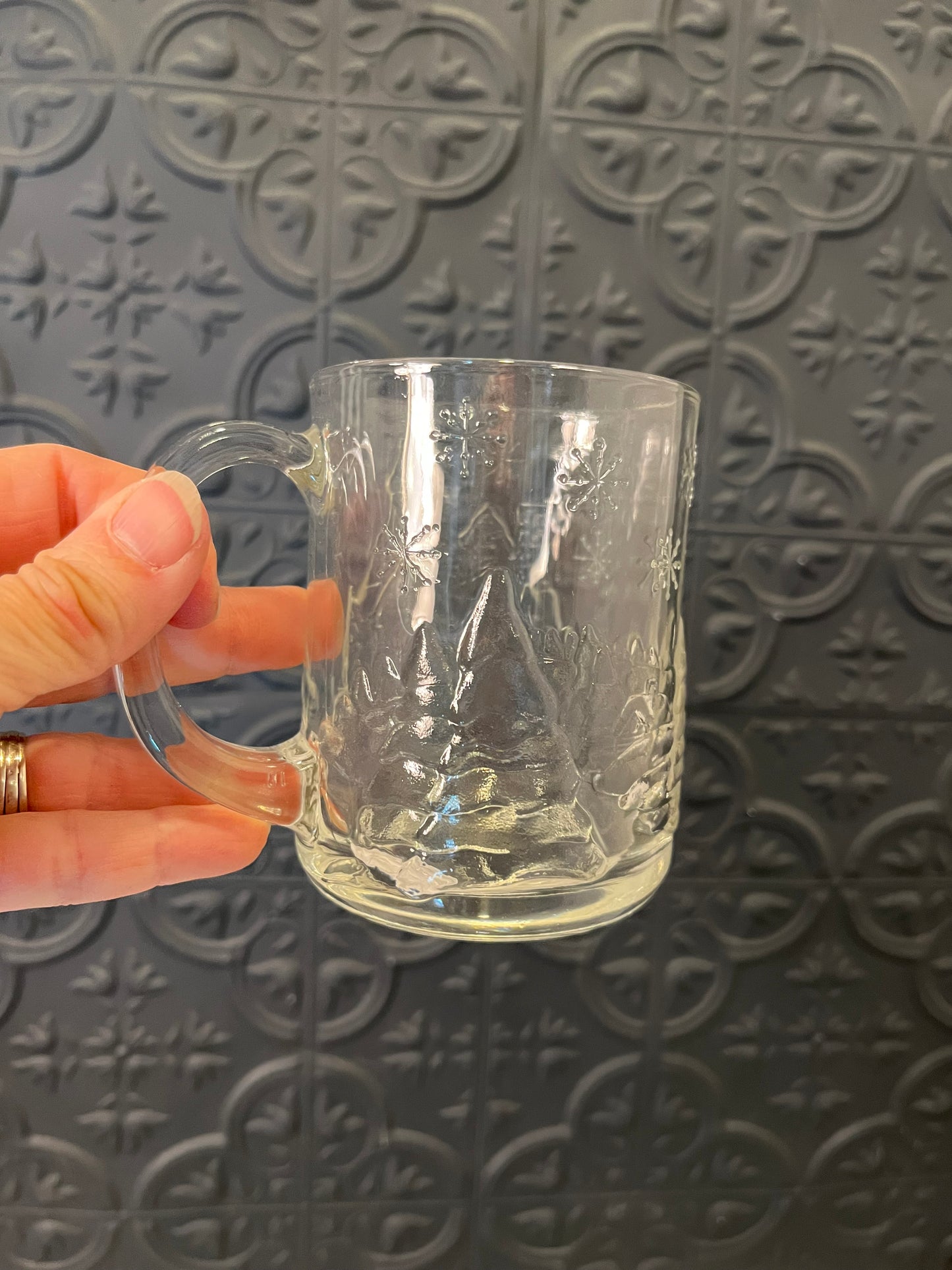 Luminarc clear glass mug with winter scene x4