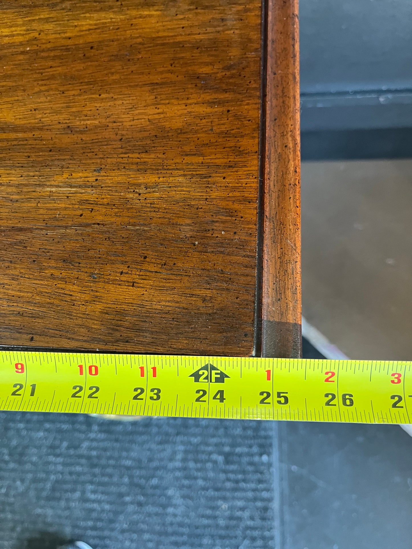 Traditional Nightstand with 3 drawers