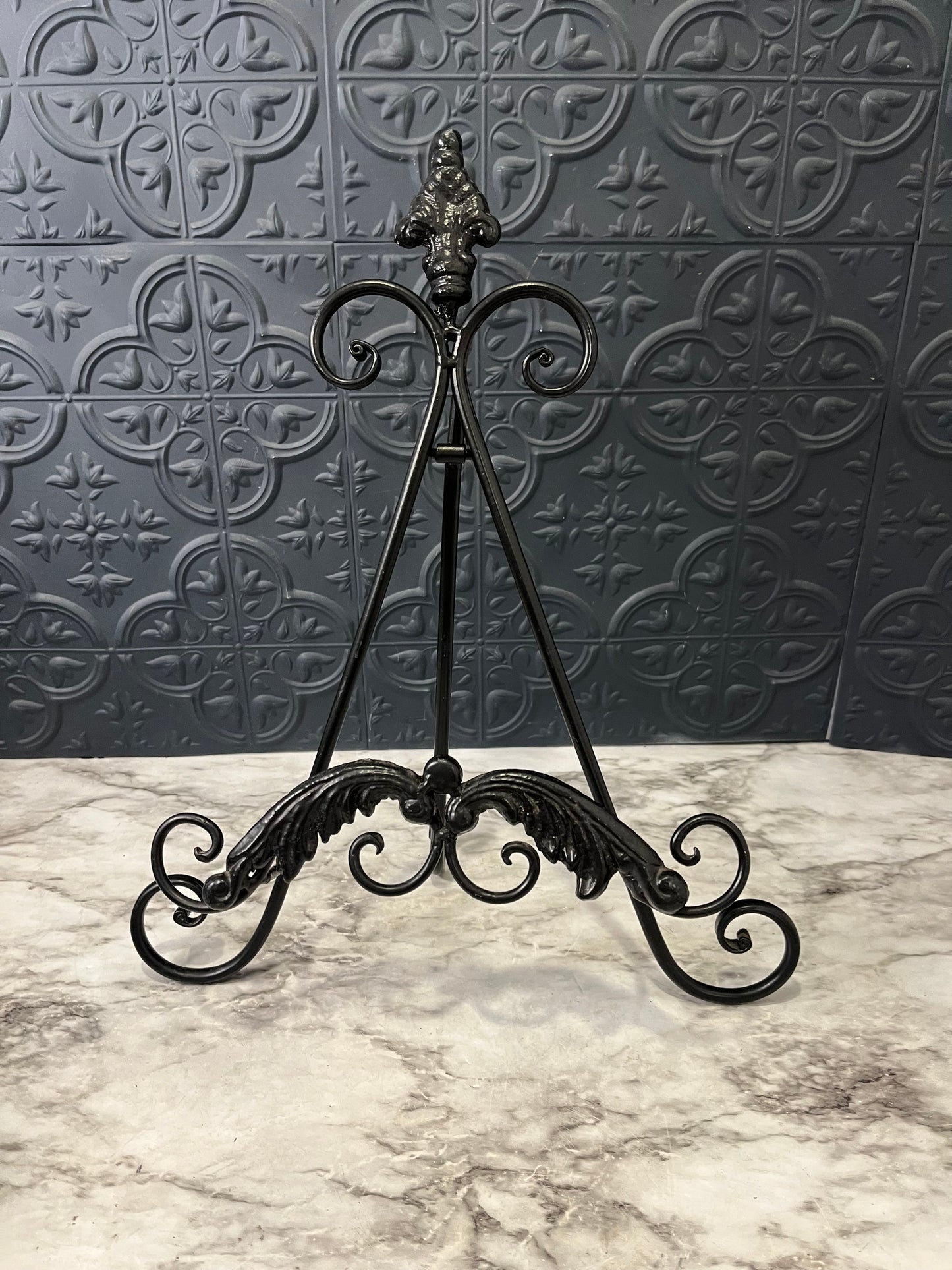 Black Metal Easel