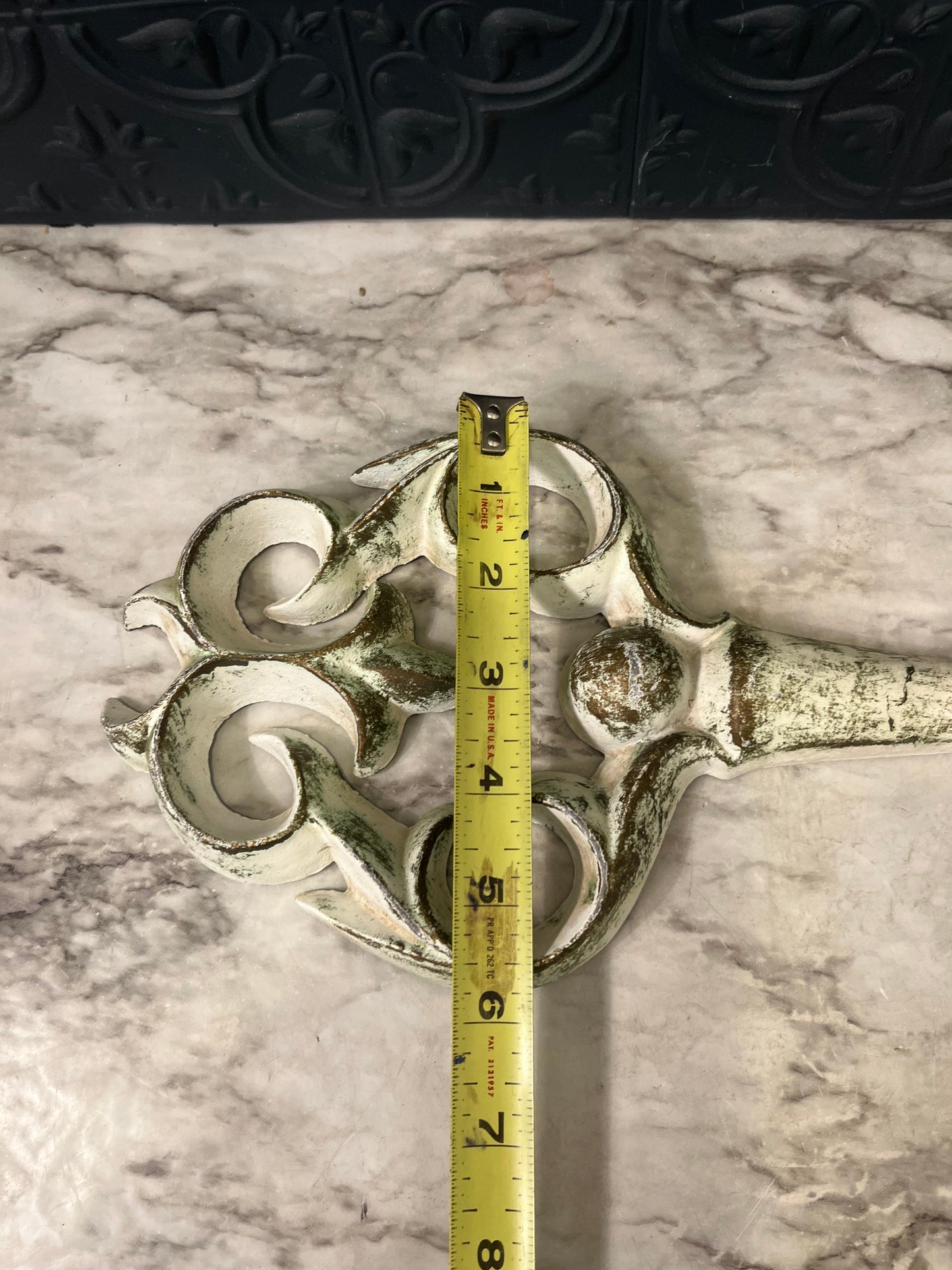 White Metal Key Wall Decor Sm