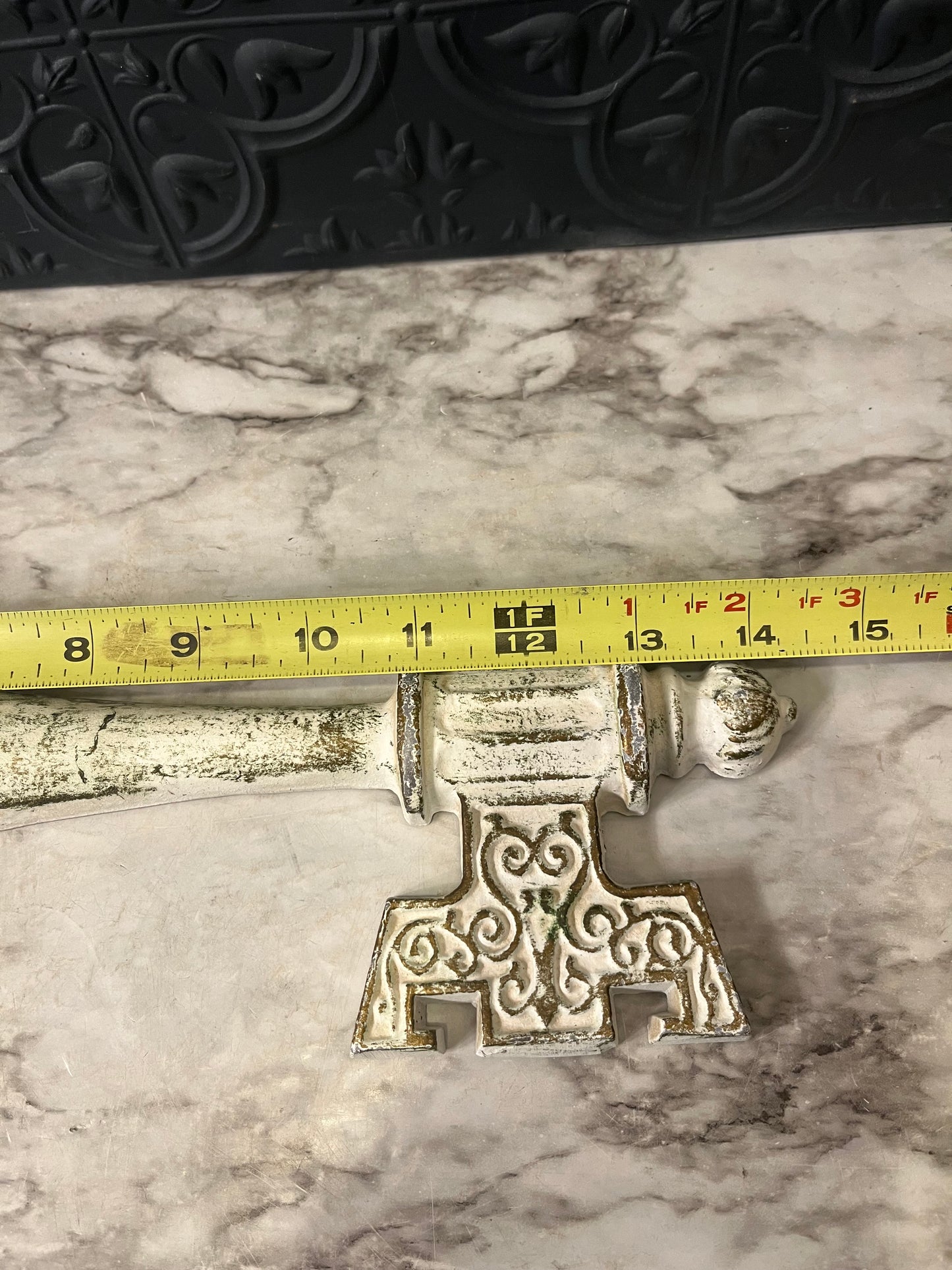 White Metal Key Wall Decor Sm