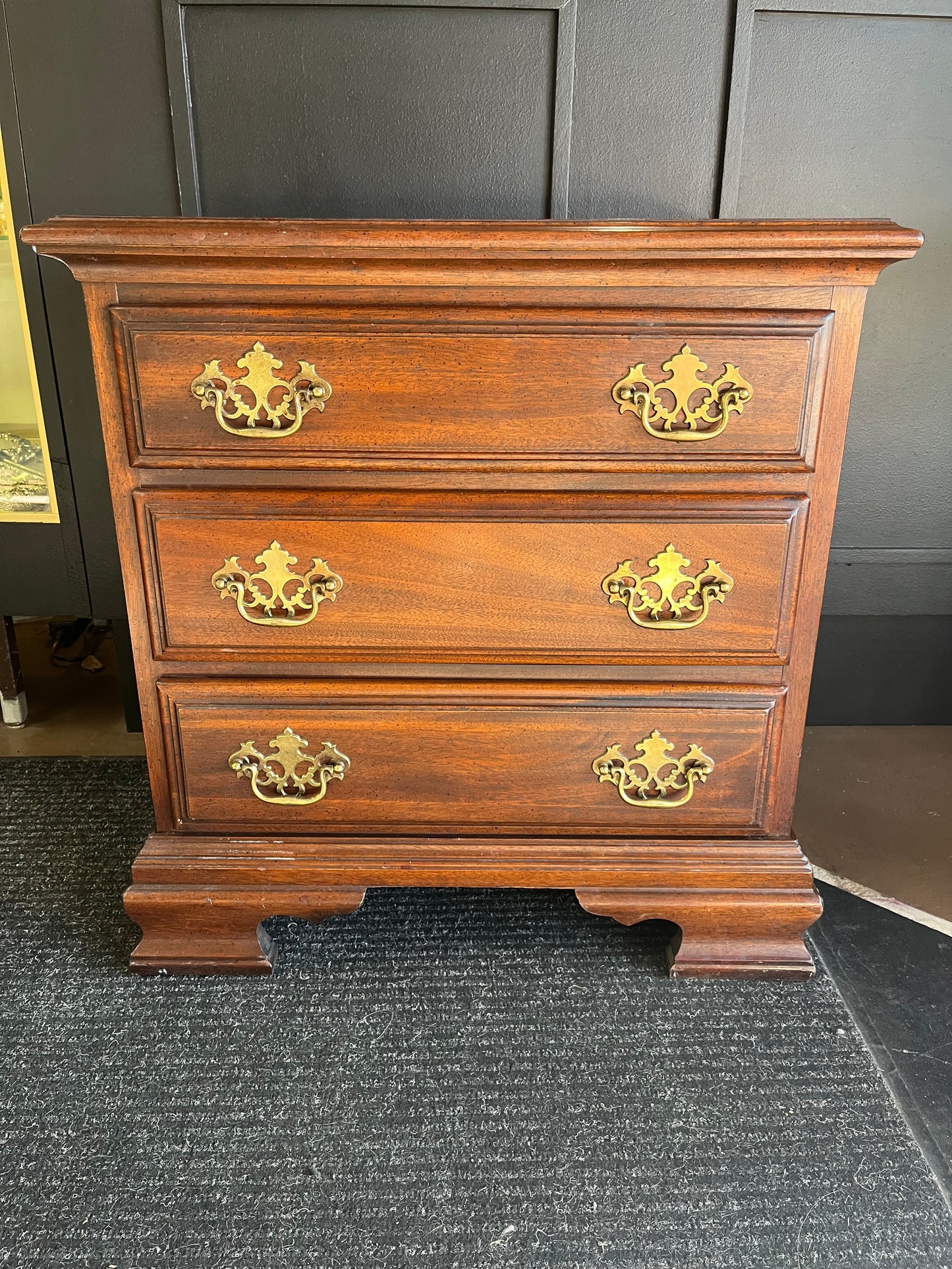 Traditional Nightstand with 3 drawers