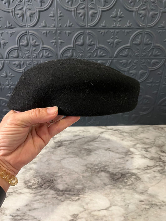 Black felt baret