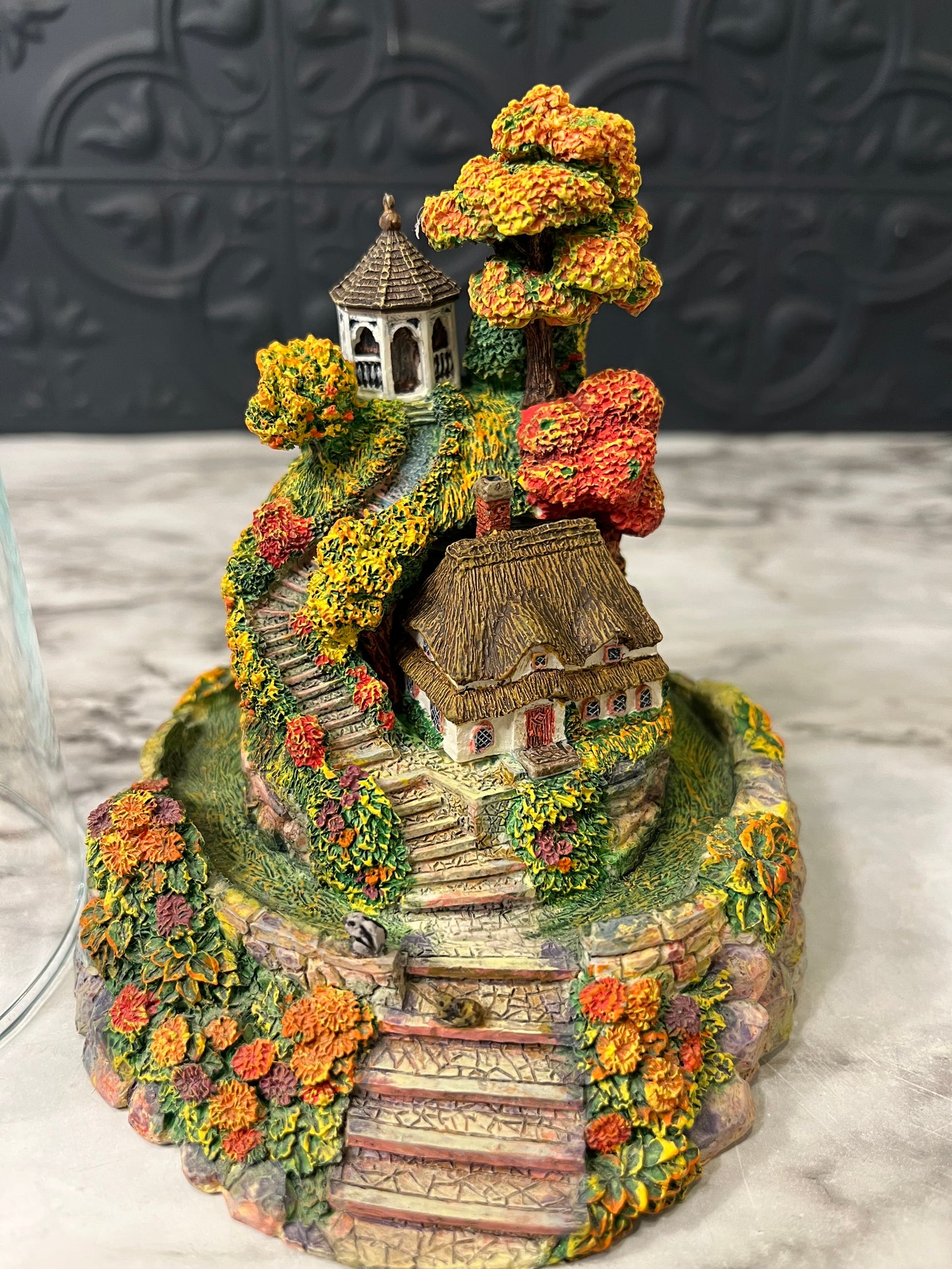 Autumn Splendor Cottage in Dome